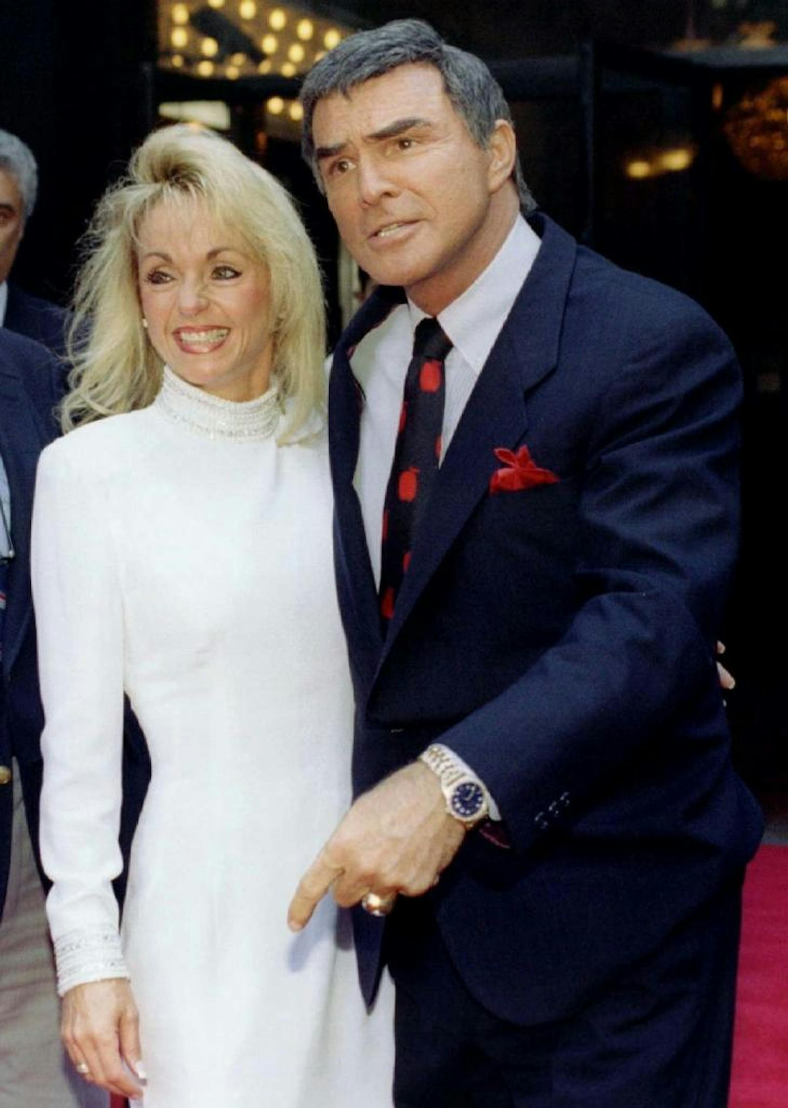 Burt Reynolds mit Pam Seals bei der Premiere des Films "Striptease".