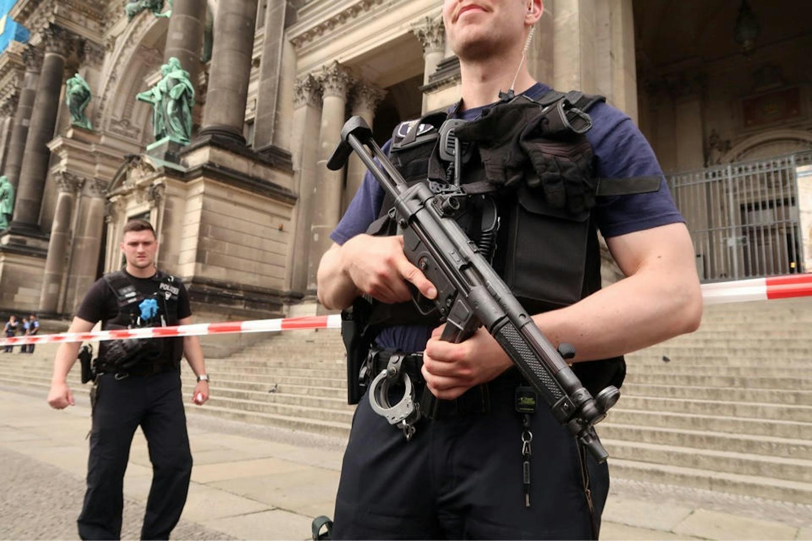 Ein Österreicher hat am Wochenende mit einem Messer im Berliner Dom randaliert.