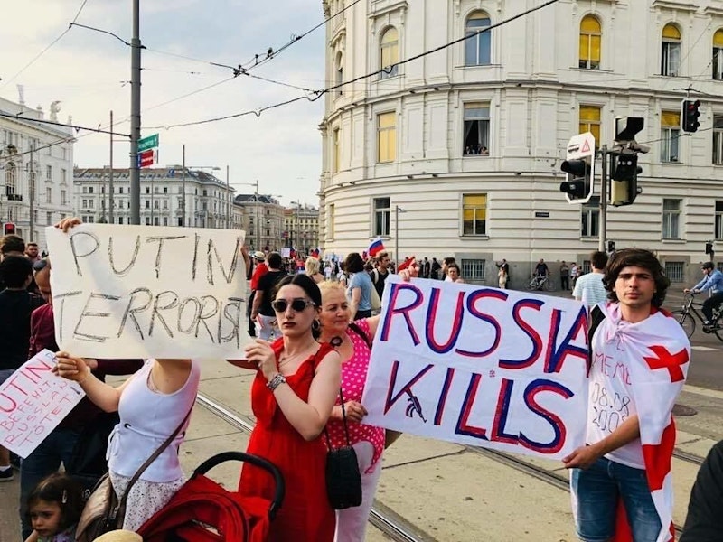 Nicht alle waren mit dem Staatsbesuch einverstanden - einige Demonstranten protestierten am Heldenplatz und am Schwarzenbergplatz gegen Putin.