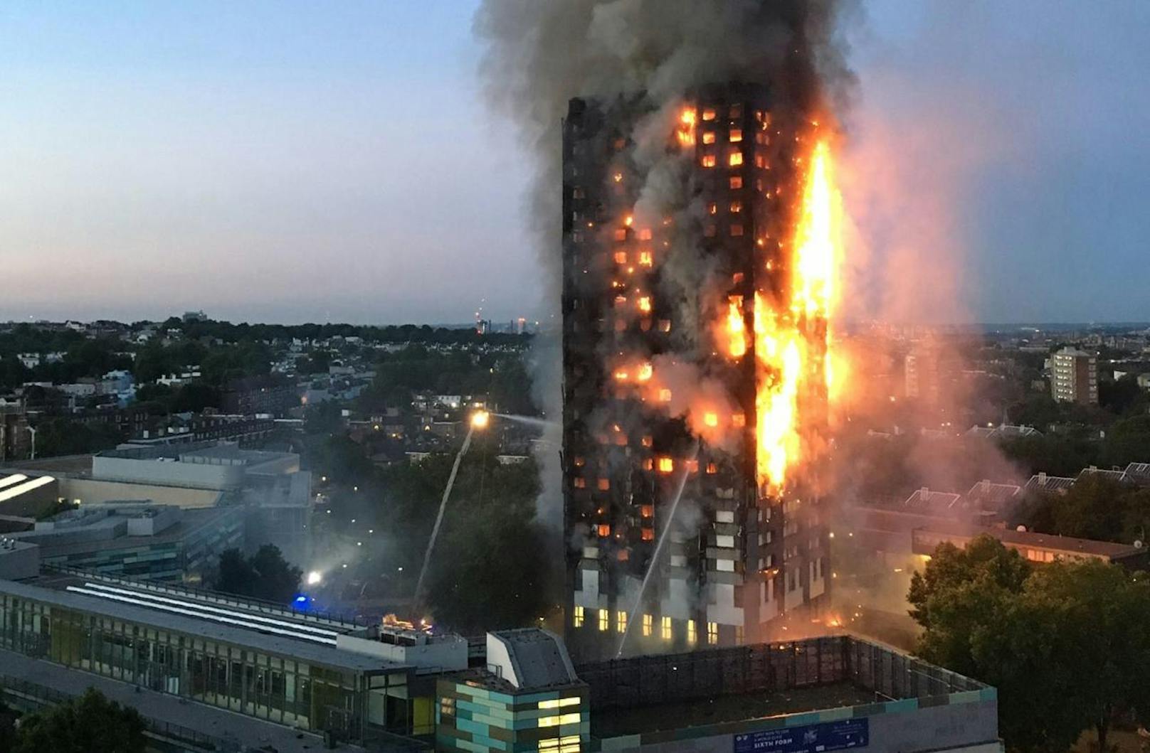 <b>14. Juni 2017:</b> Der 24-stöckige <b>Grenfell Tower</b> in London war nach dem Kurzschluss eines Kühlschranks in Vollbrand geraden. Durch das leicht entzündliche Fassadenmaterial breitete sich das Feuer innerhalb einer Stunde auf das gesamte Gebäude aus. Mindestens 79 Menschen kamen in den Flammen ums Leben. 

<b>Mehr Infos: </b> <a href="https://www.heute.at/welt/news/story/Brennender-Kuehlschrank-loeste-Hochaus-Inferno-aus-54389556" target="_blank">Brennender Kühlschrank löste Hochaus-Inferno aus</a>
