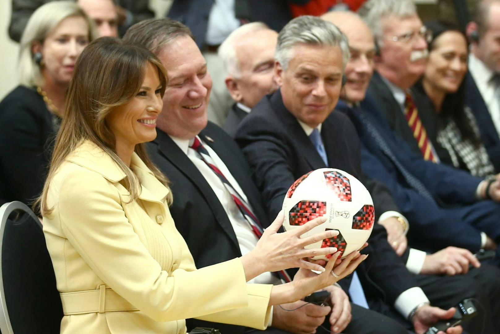 First Lady Melania Trump fing den Fußball gekonnt und behielt ihn bei sich.
