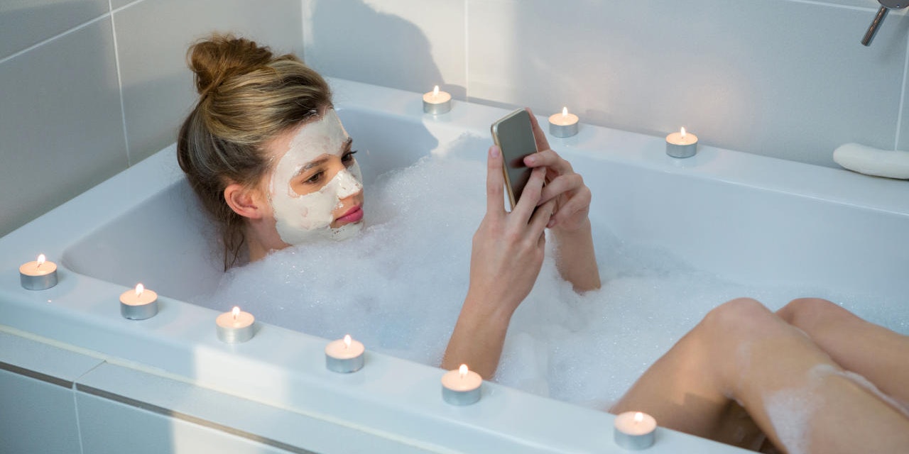 Nr. 4, Jänner: Gegen Ende des Monats kommt es in NÖ zu einem weiteren tragischen Todesfall. Eine 20-jährige Studentin wird leblos in der Badewanne gefunden, im Wasser das Smartphone, in der Steckdose das Ladegerät. Die Ursache: Plötzlicher Herzstillstand durch Stromschlag.