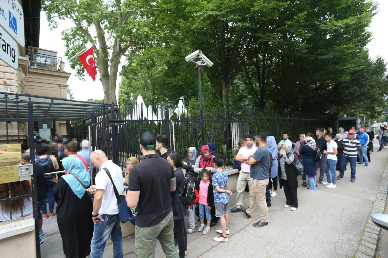 Etwa 100.000 wahlberechtigte türkische Staatsbürger dürfen also an den drei Generalkonsulaten in Wien, Salzburg und Bregenz ihre Stimme abgeben.