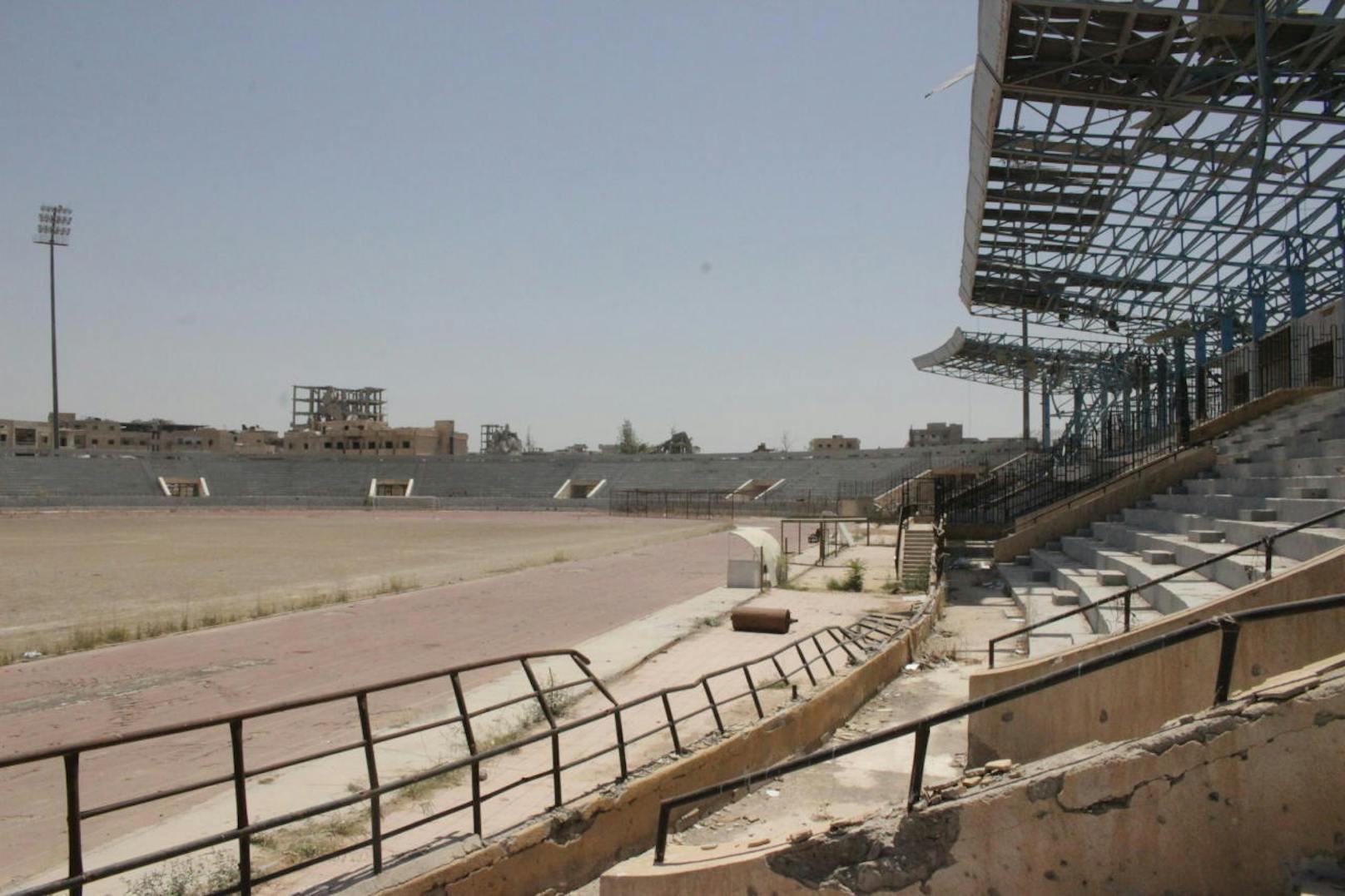 Der unheimliche Gang durch das Sportstadion von Raqqa.