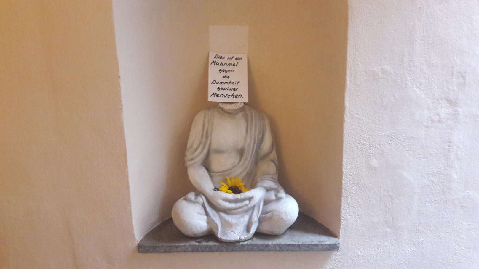 Buddha-Statue in Linz wurde der Kopf abgeschlagen. Jetzt ist es ein "Mahnmal gegen die Dummheit".