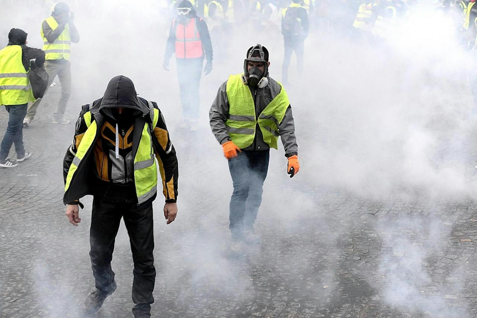 Die Polizisten gingen mit Tränengas gegen die Gelbwesten vor.