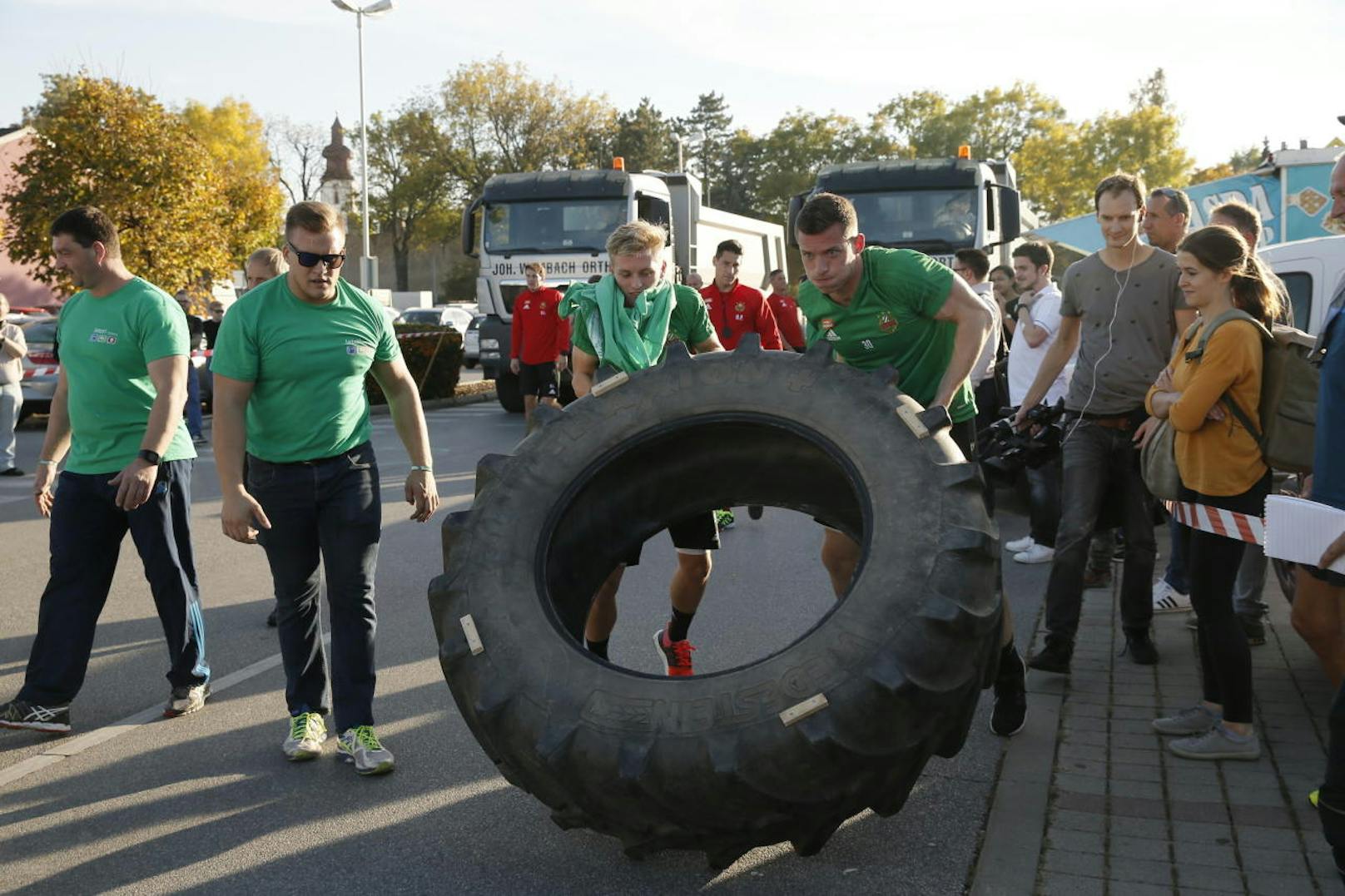 Fußball meets Strongman - unter diesem Motto absolvierten die Rapid-Stars ein Training bei "JETZT Fitness" in Groß Enzersdorf. LKW-Ziehen und Reifen-Werfen inklusive. "Heute" hat die spektakulärsten Bilder.