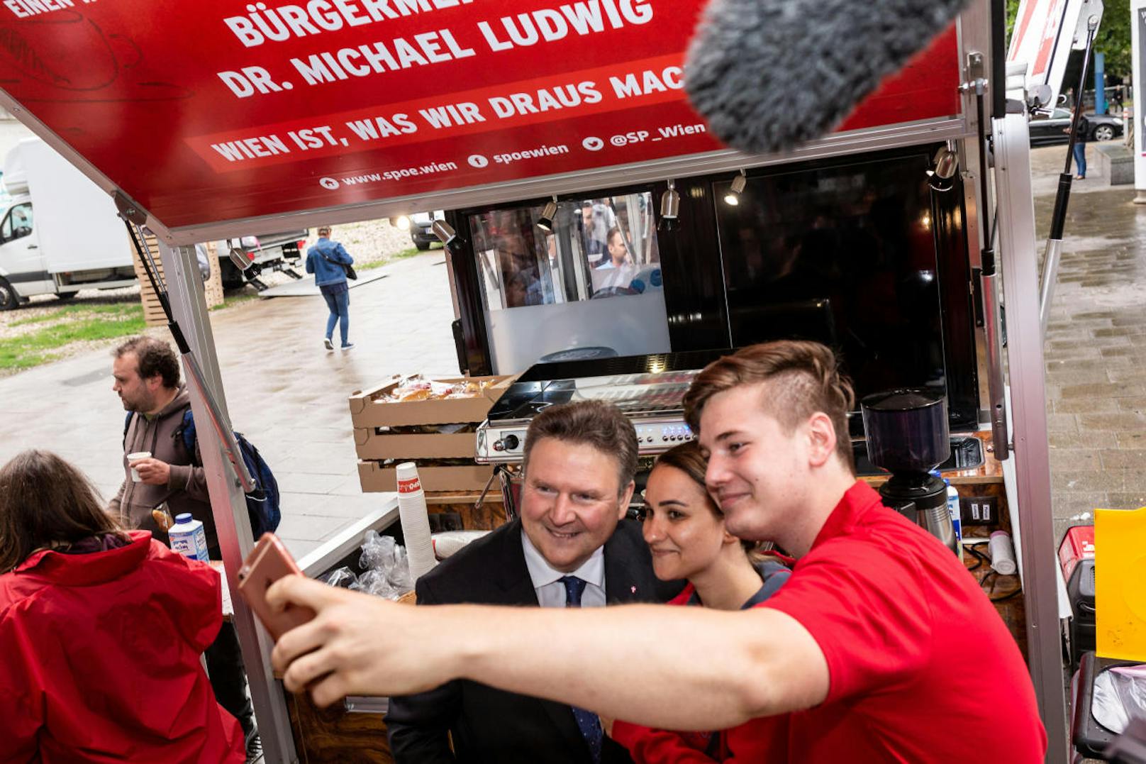 Selfie mit Stadtchef. Der erste Termin an seinem ersten Arbeitstag führte den neu gewählten Wiener Bürgermeister Michael Ludwig in seinen Heimatbezirk Floridsdorf. Es war eine Frühstücksaktion am Franz-Jonas Platz.