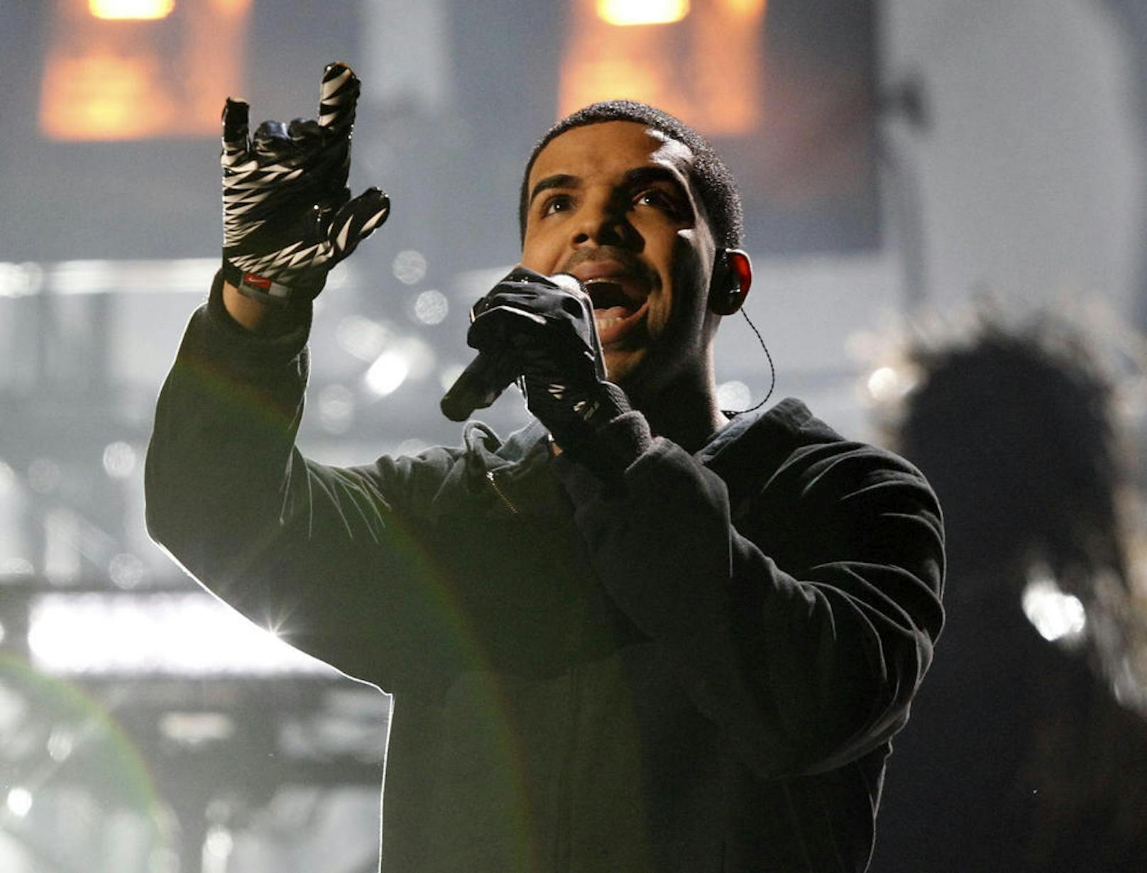 <b>431</b>
In den Hot 100 Charts hielt sich Drake mit seinen Songs stolze 431 aufeinander folgende Wochen. Er überholte Lil Wayne mit 326 und Rihanna mit 216 Wochen.