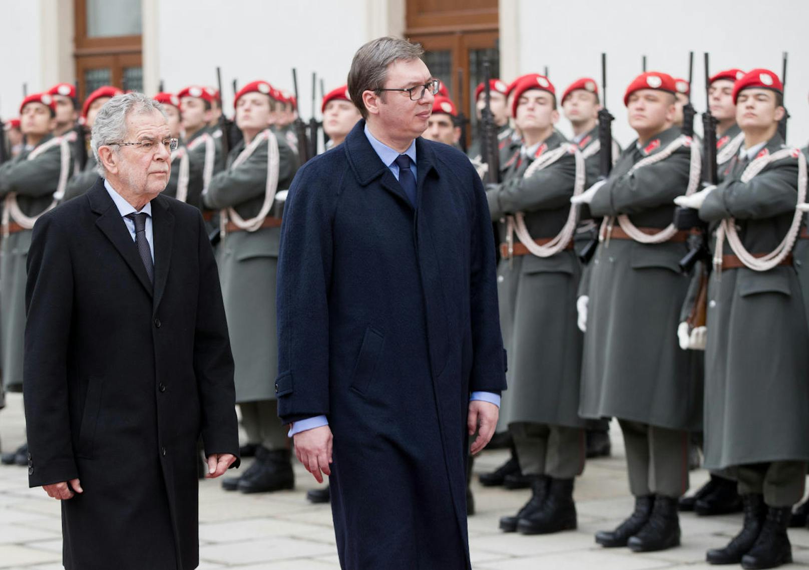 Bundespräsident Alexander Van der Bellen und der Serbische Präsident Aleksandar Vucic bei einem Empfang mit militärischen Ehren im Rahmen eines Arbeitsbesuches am Freitag in Wien. 