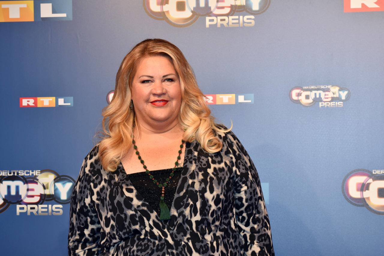Kabarettistin&nbsp;<strong>Ilka Bessin</strong> hat auch in herausfordernden Zeiten ihren Sinn für Humor nicht verloren und schmückt ihren Christbaum corona-gerecht.