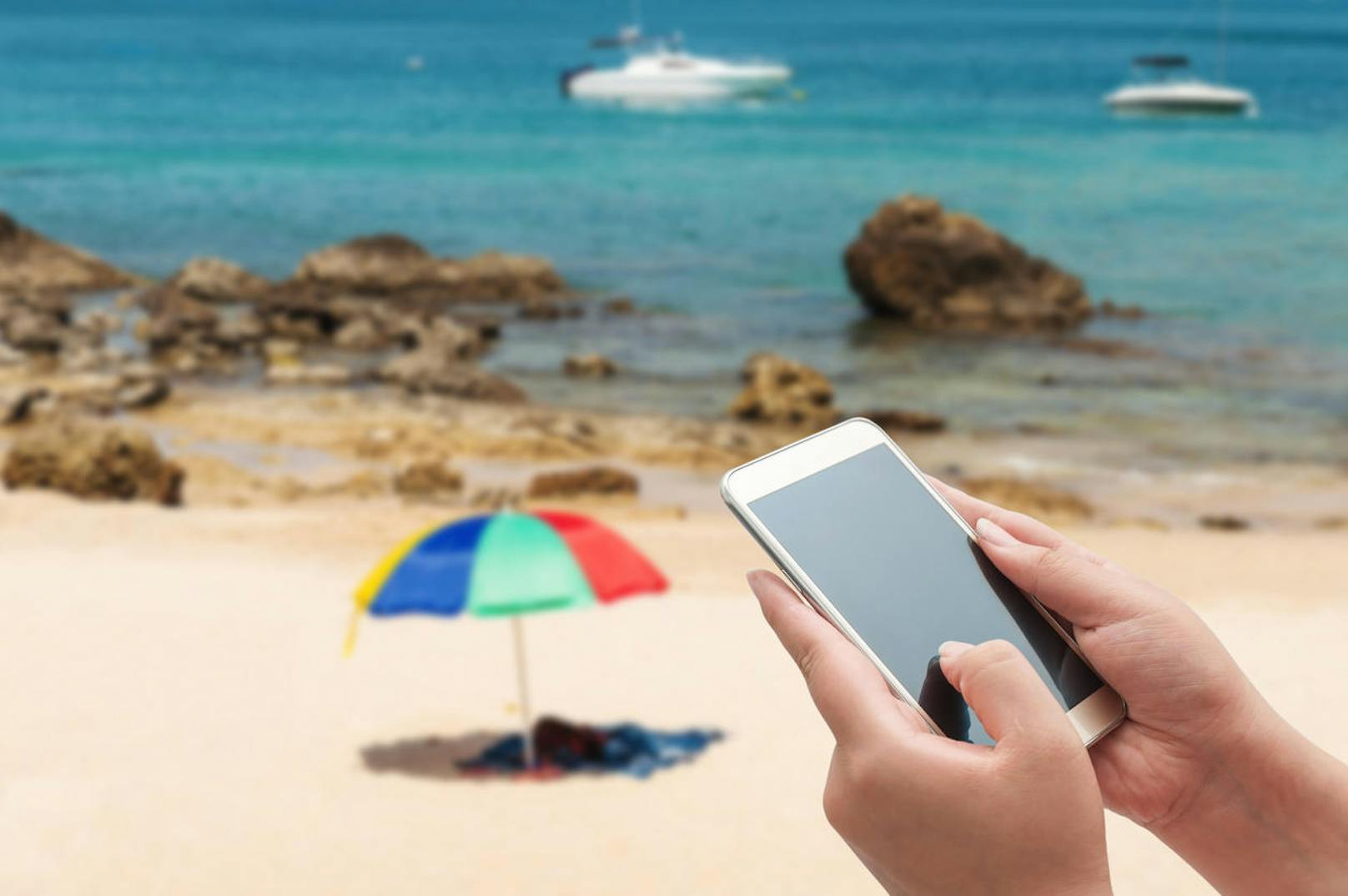<b>"Draufzahlen" beim Plaudern und Surfen:</b> Achtung bei EU-Urlauben! Immer mehr Handy-Anbieter schränken Roaming ein oder schließen es sogar aus, vor allem bei Wertkarten.