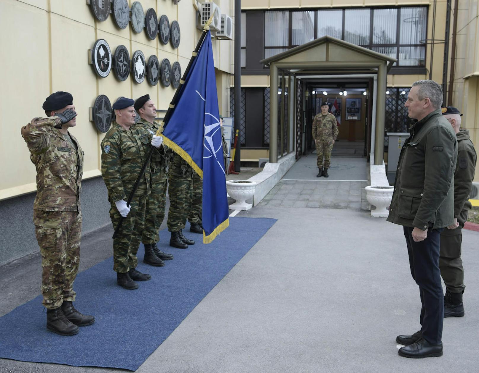Verteidigungsminister Mario Kunasek (FPÖ) beim KFOR-Truppenbesuch am Kosovo.