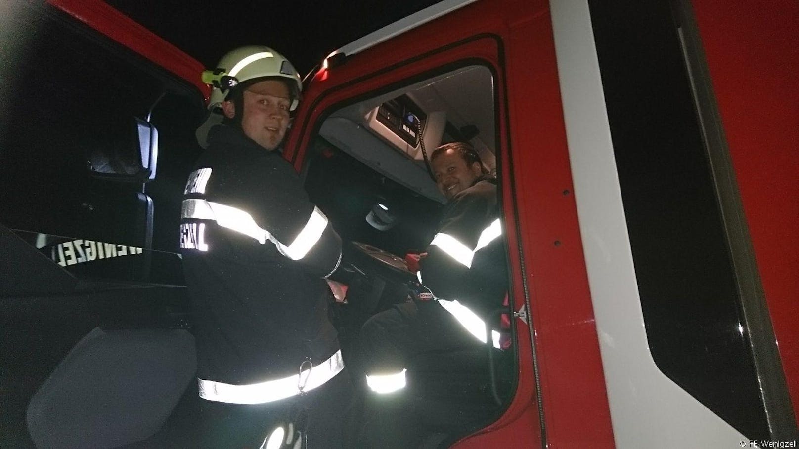Die Feuerwehrleute waren im Zuge einer Atemschutzübung mit ihrem Rüstfahrzeug unterwegs, als plötzlich Oberbrandmeister Helmut Holzer eine Autospur in die Richtung eines Waldes entdeckte.
