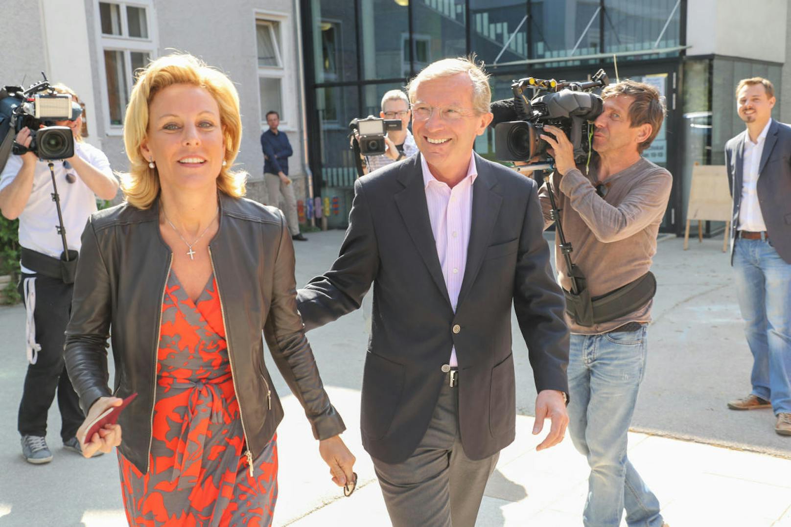 Landeshauptmann und ÖVP-Spitzenkandidat Wilfried Haslauer (ÖVP) mit Ehefrau Christina nach der Stimmabgabe in Salzburg-Gneis.