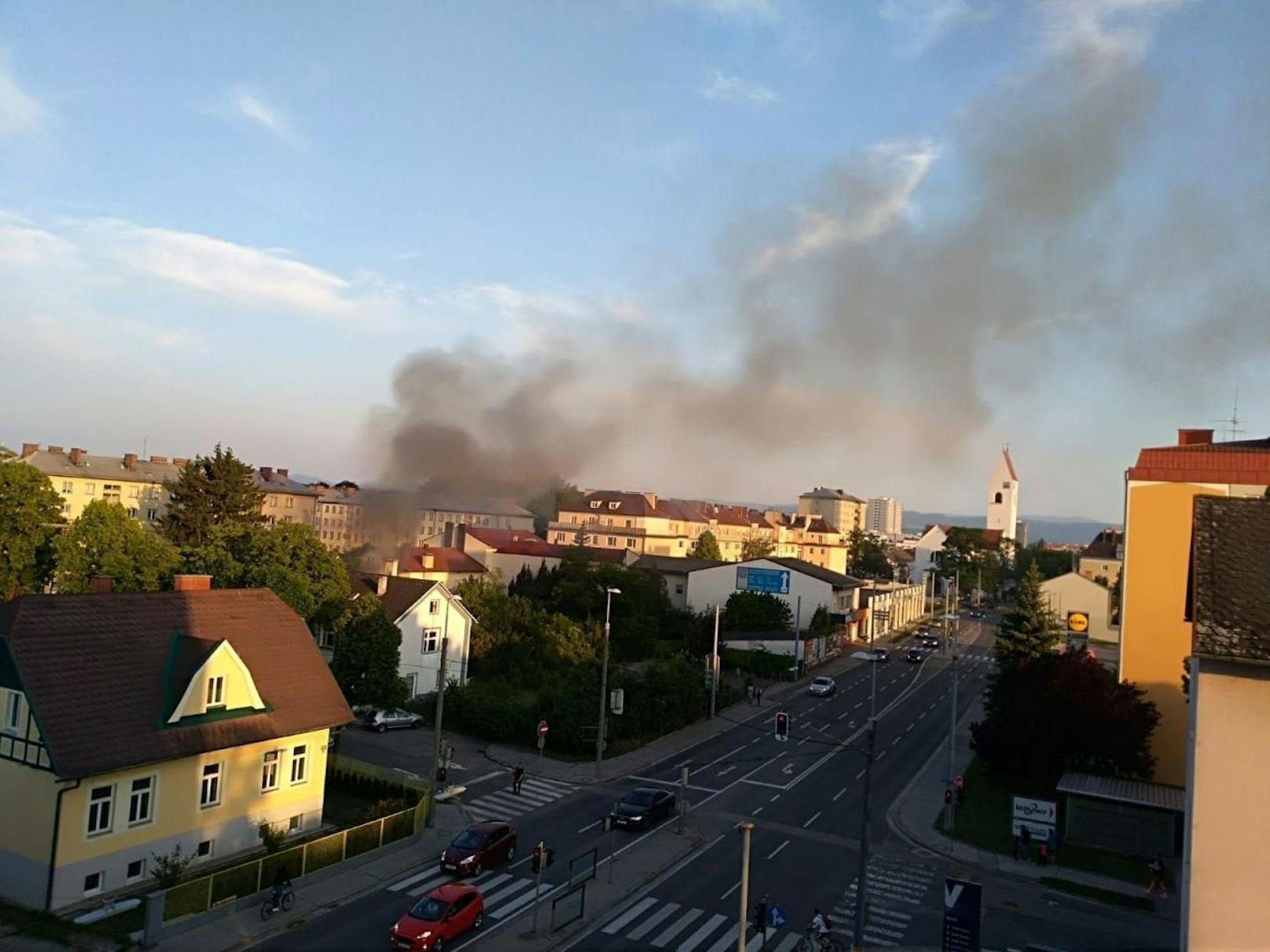 In der Josefstraße in St. Pölten brennt ein Mehrparteienhaus, der Brand droht auf nebenstehende Gebäude überzugreifen.