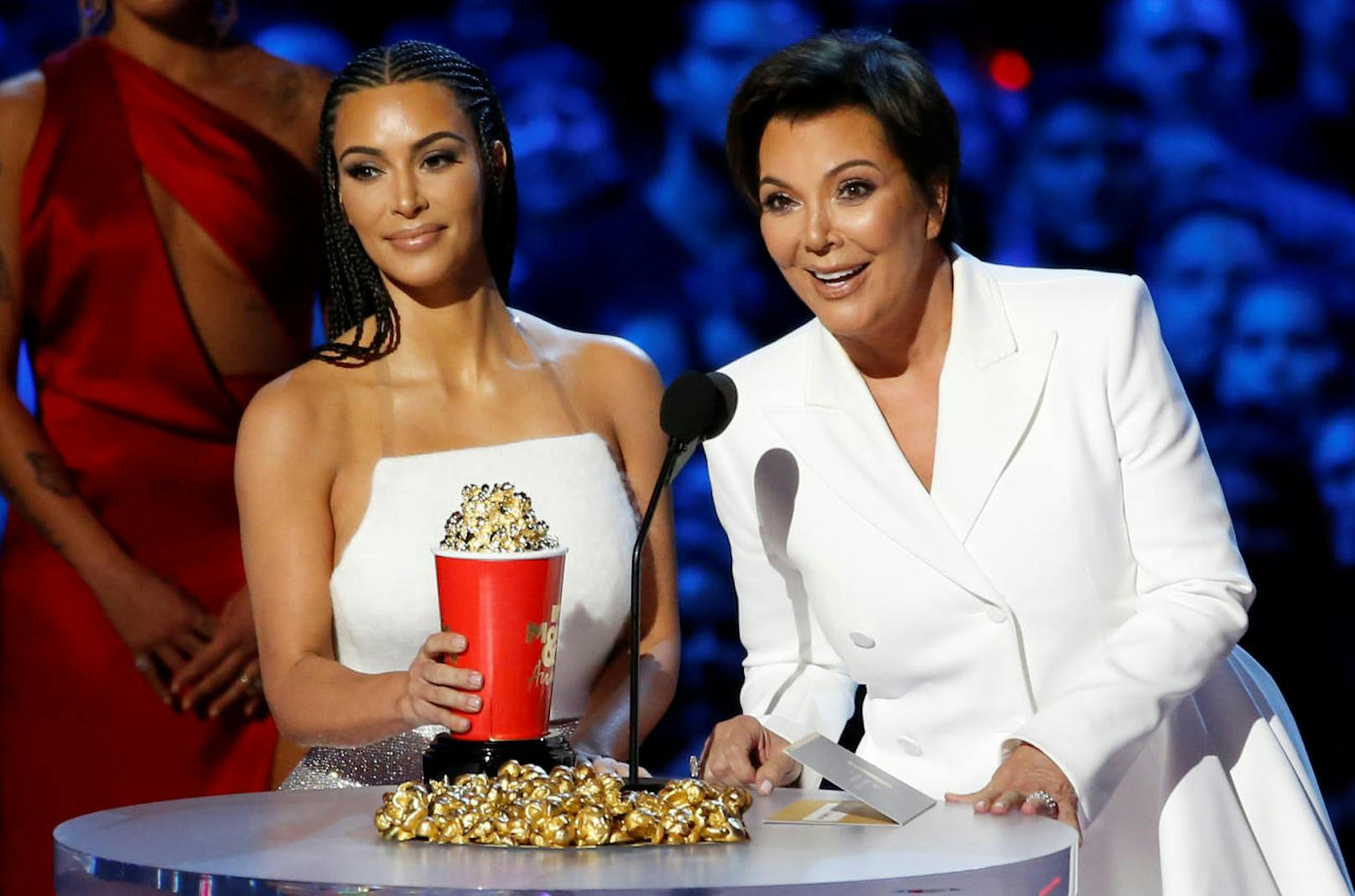 "Keeping Up With the Kardashians" ist die beste Reality-Serie. Kim und Mama Kris holten sich die Popcorn-Tüte ab. 