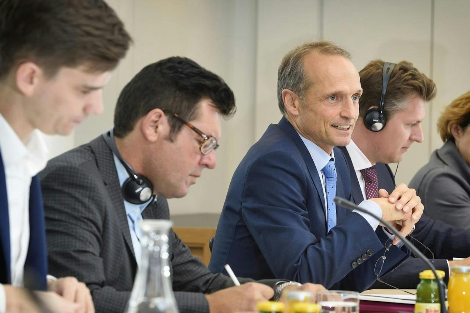 Von links: Die Nationalratsabgeordneten Douglas Hoyos-Trauttmannsdorf (NEOS), Robert Laimer (SPÖ), Wolfgang Gerstl (ÖVP) und Markus Tschank (FPÖ).