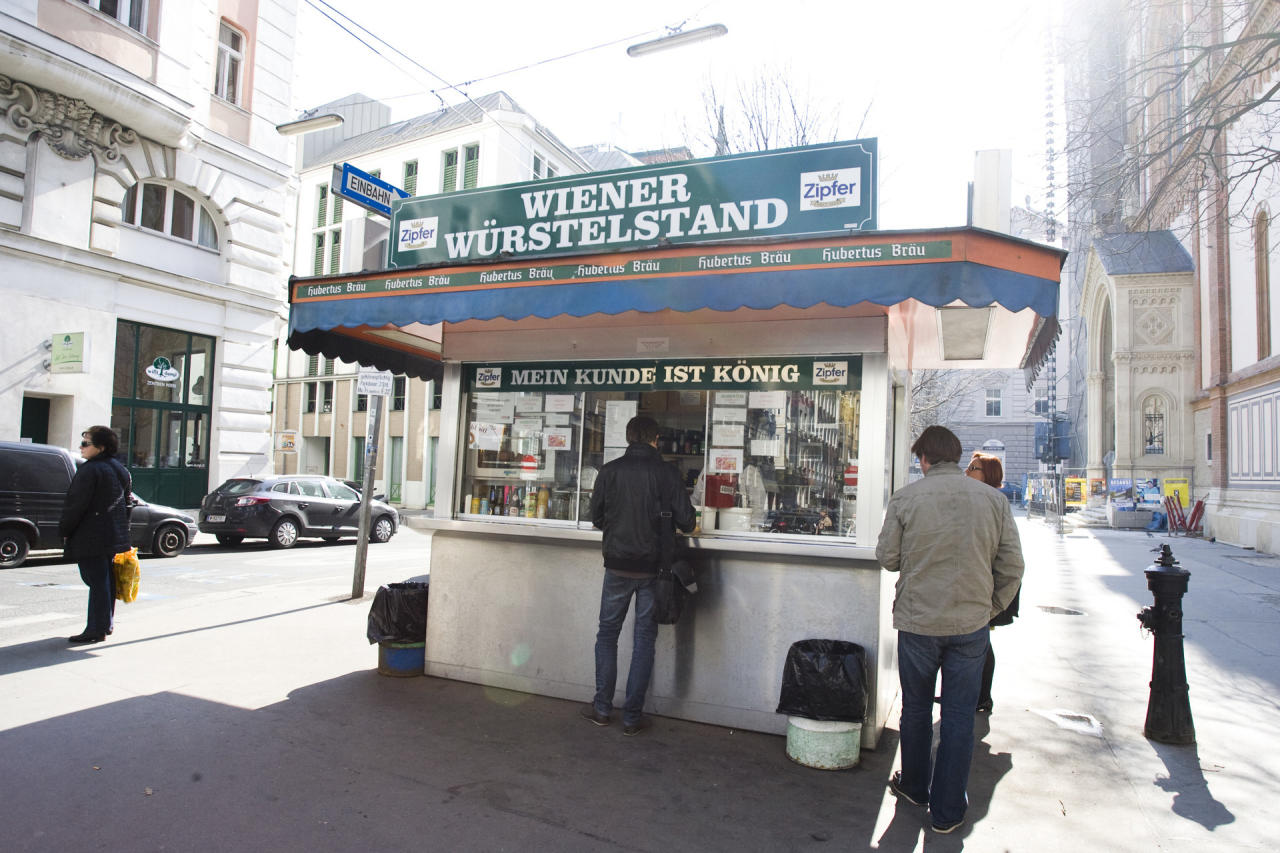 Wer direkt am Würstelstand in die Wurst beißen oder ein Feierabendbier zu sich nehmen will, braucht einen 2G-Nachweis.