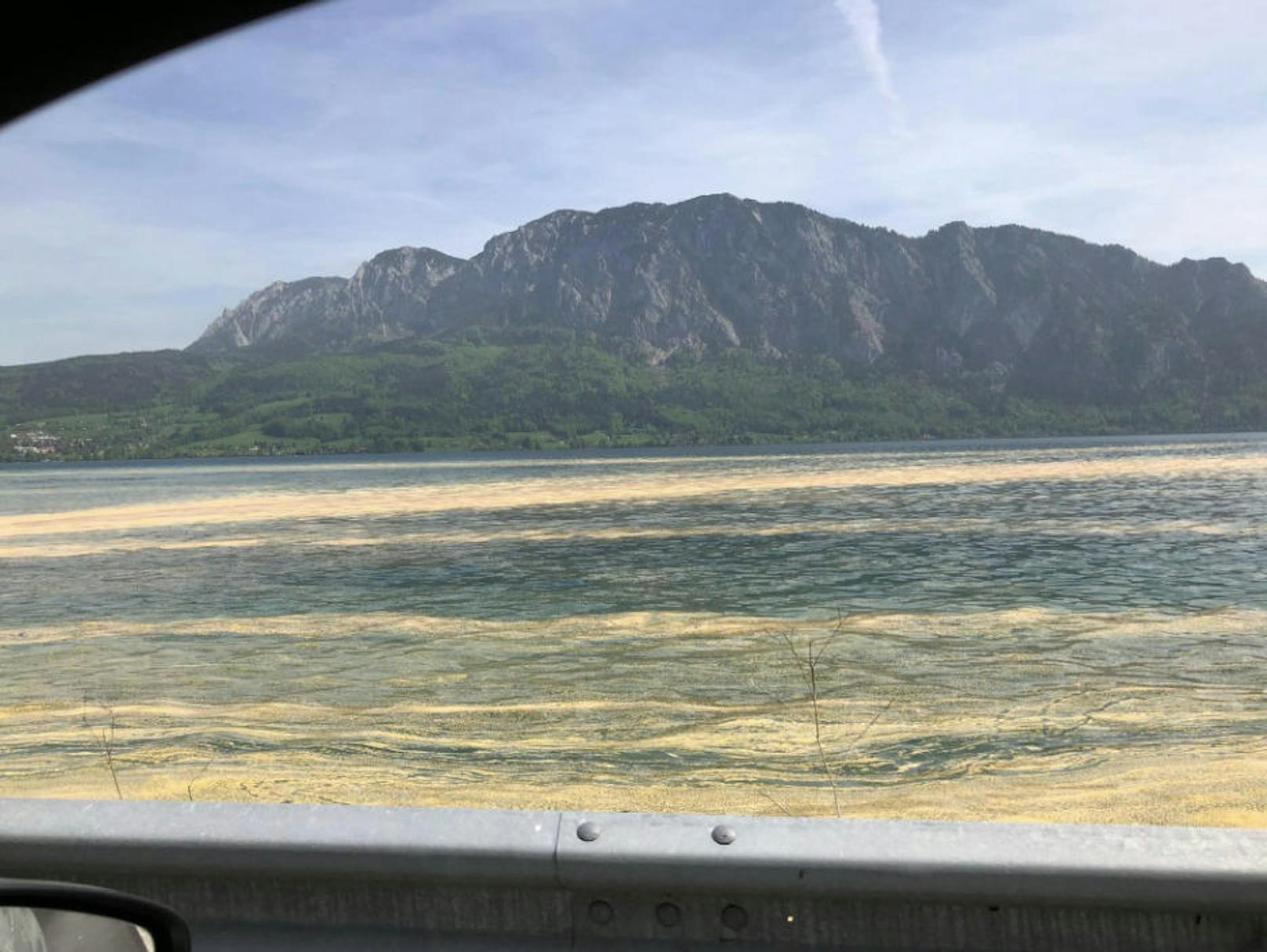 Der Attersee ist durch die Pollen gelb eingefärbt.