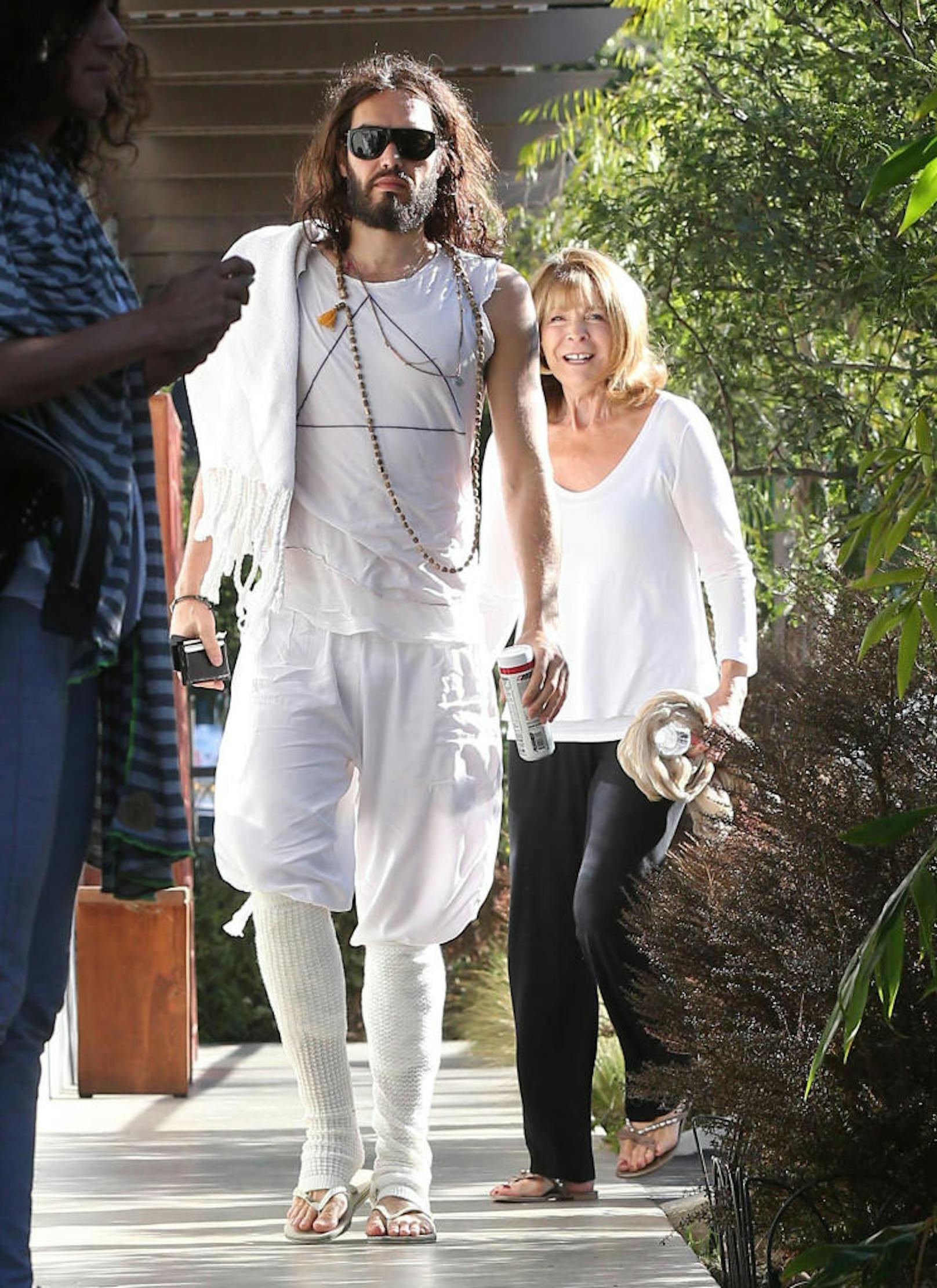 Russell Brand bringt seine Mutter Barbara am 24. November 2012 zum Yoga in Los Angeles. 