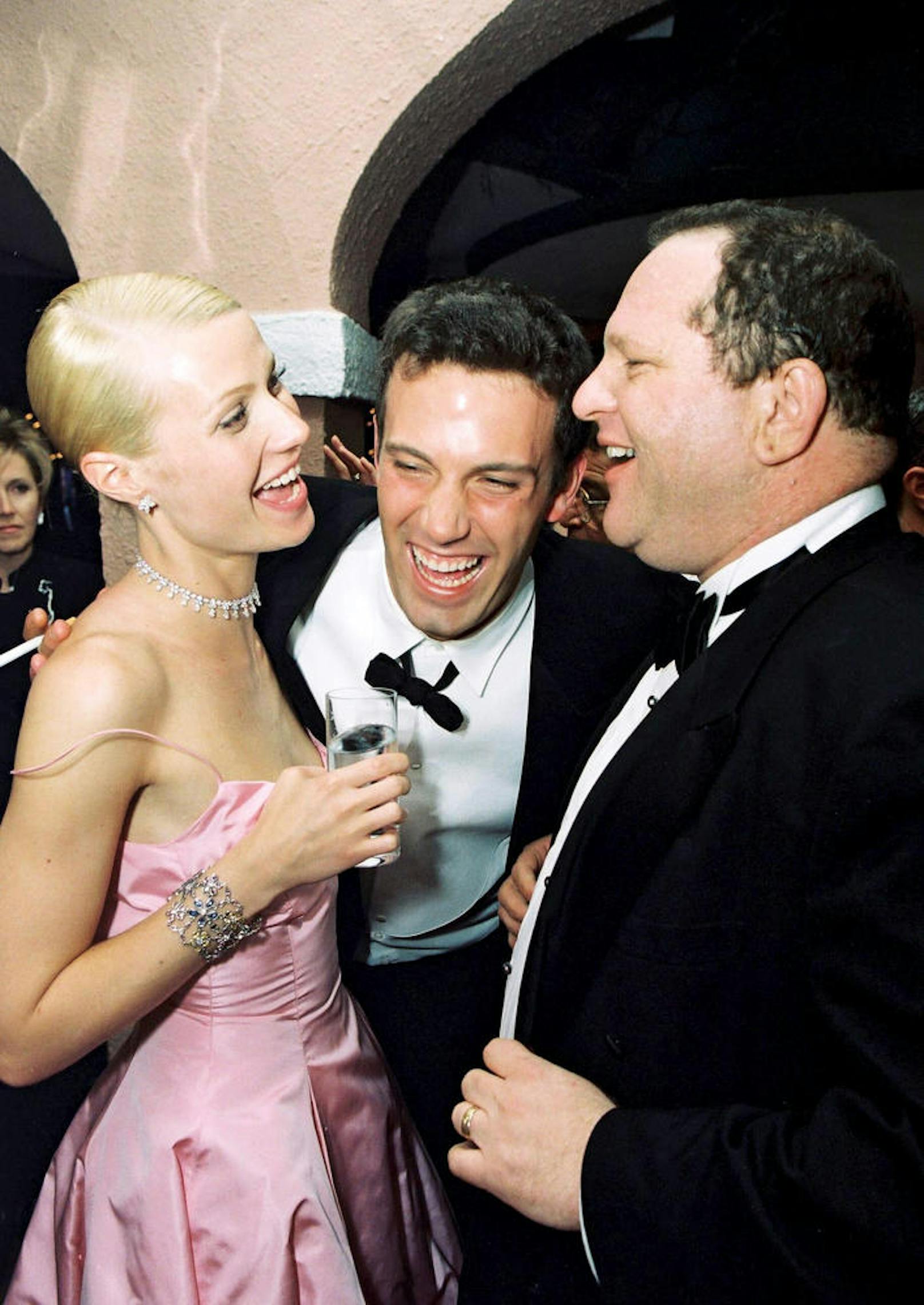 Am Foto mit Harvey Weinstein bei der Miramax post Oscar Party 1999