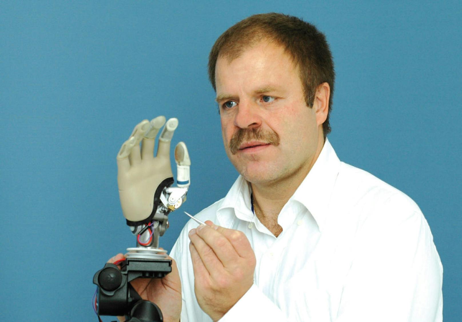 Bei der Station von Medizintechniker Hubert Egger können Interessierte selbst eine Handprothese steuern.