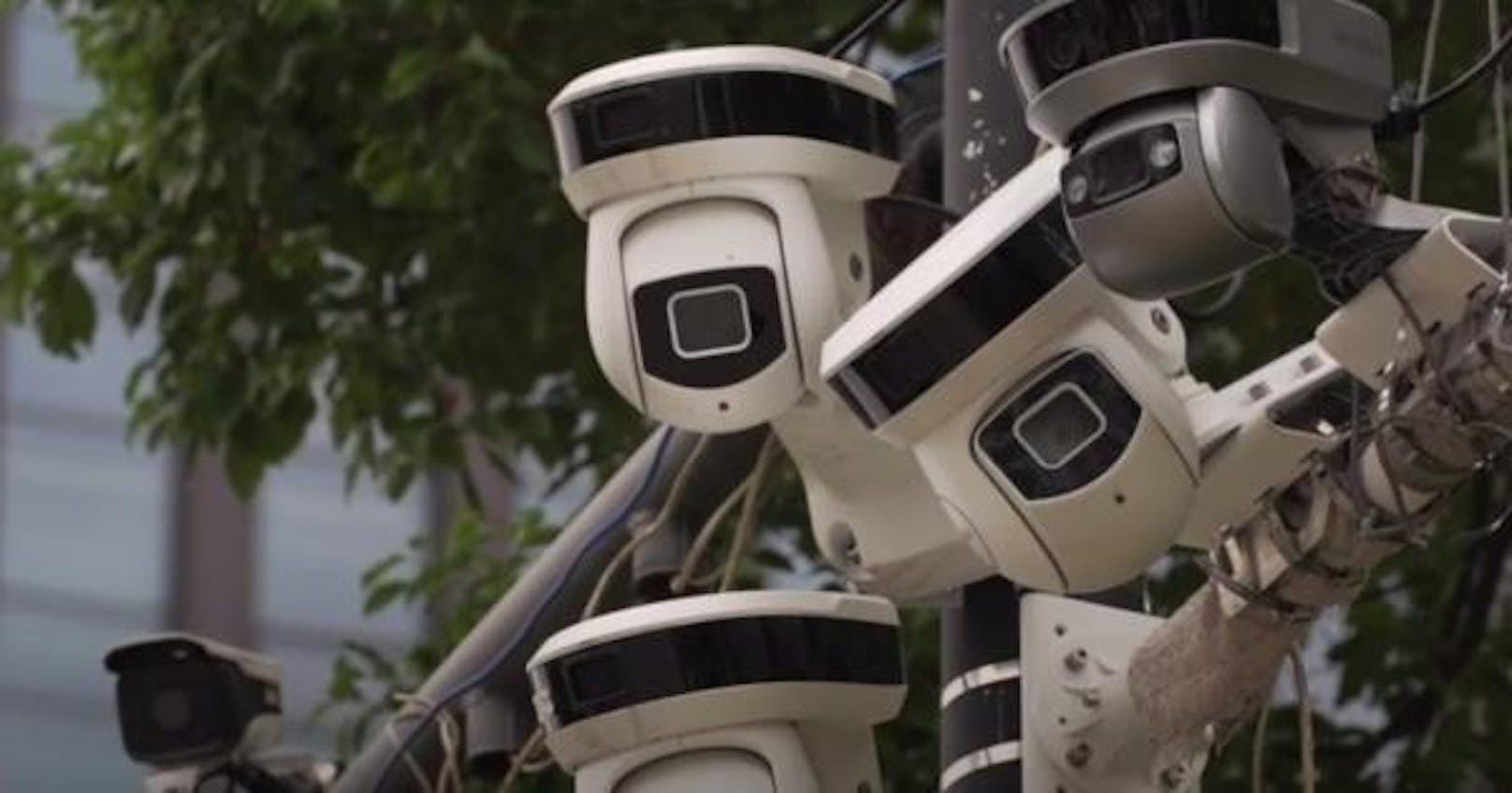 Das Überwachungssystem in Chinas Städten ist allgegenwärtig. Mithilfe künstlicher Intelligenz und Gesichtserkennung werden die Videobilder von Tausenden Überwachungskameras ausgewertet.