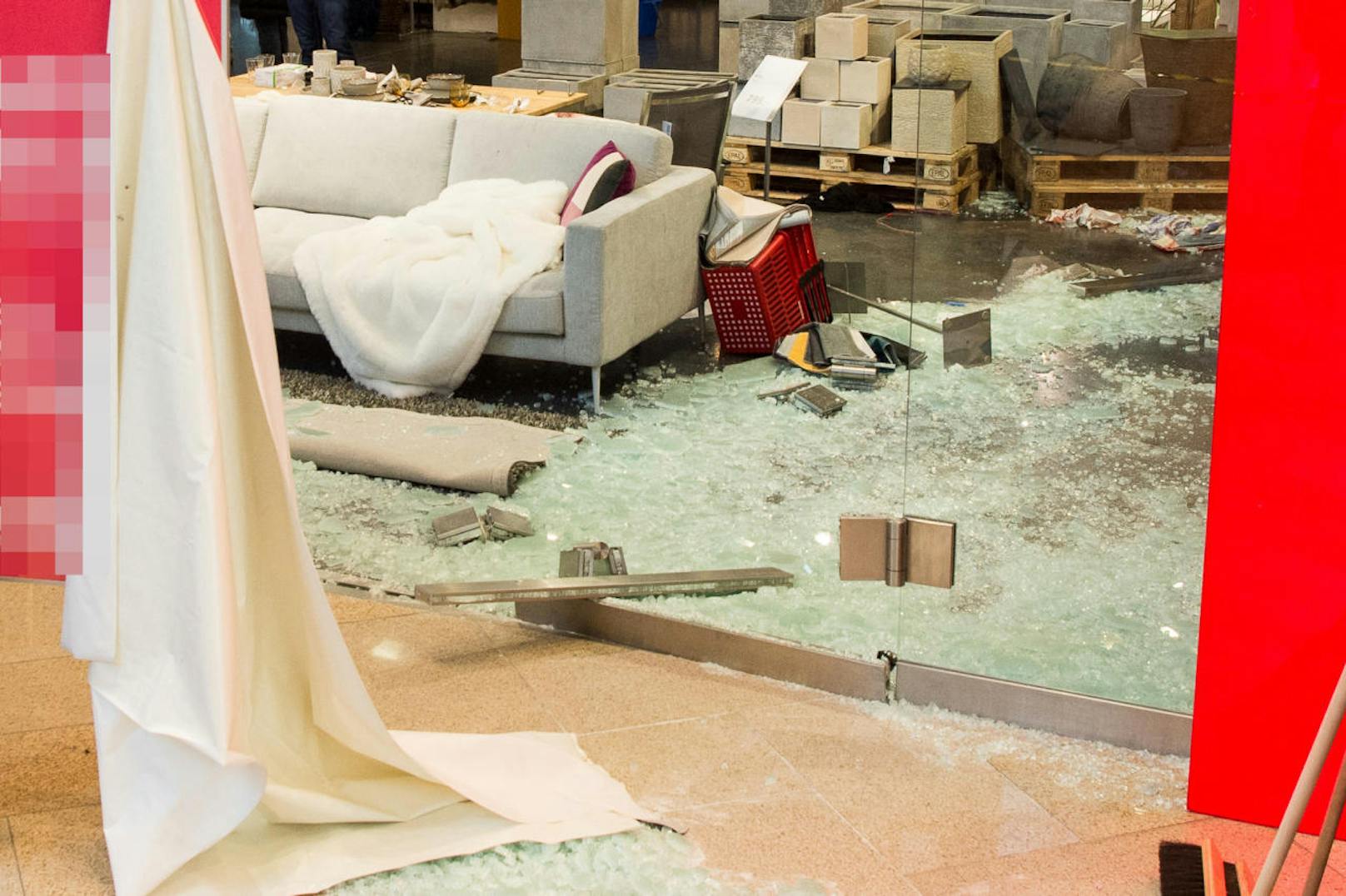 In der Plus City stürzten drei rund 500 Kilogramm schwere Glaselemente auf die Verkäuferin.