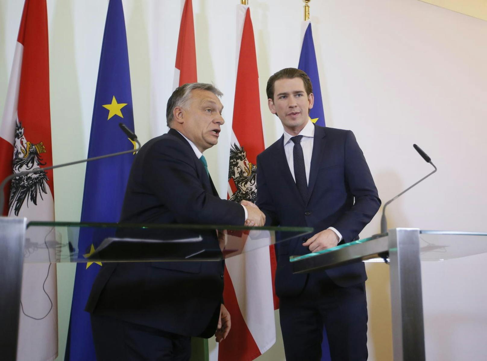 Wenige Stunden zuvor: Kanzler Sebastian Kurz und Orbán vor der EU-Flagge.