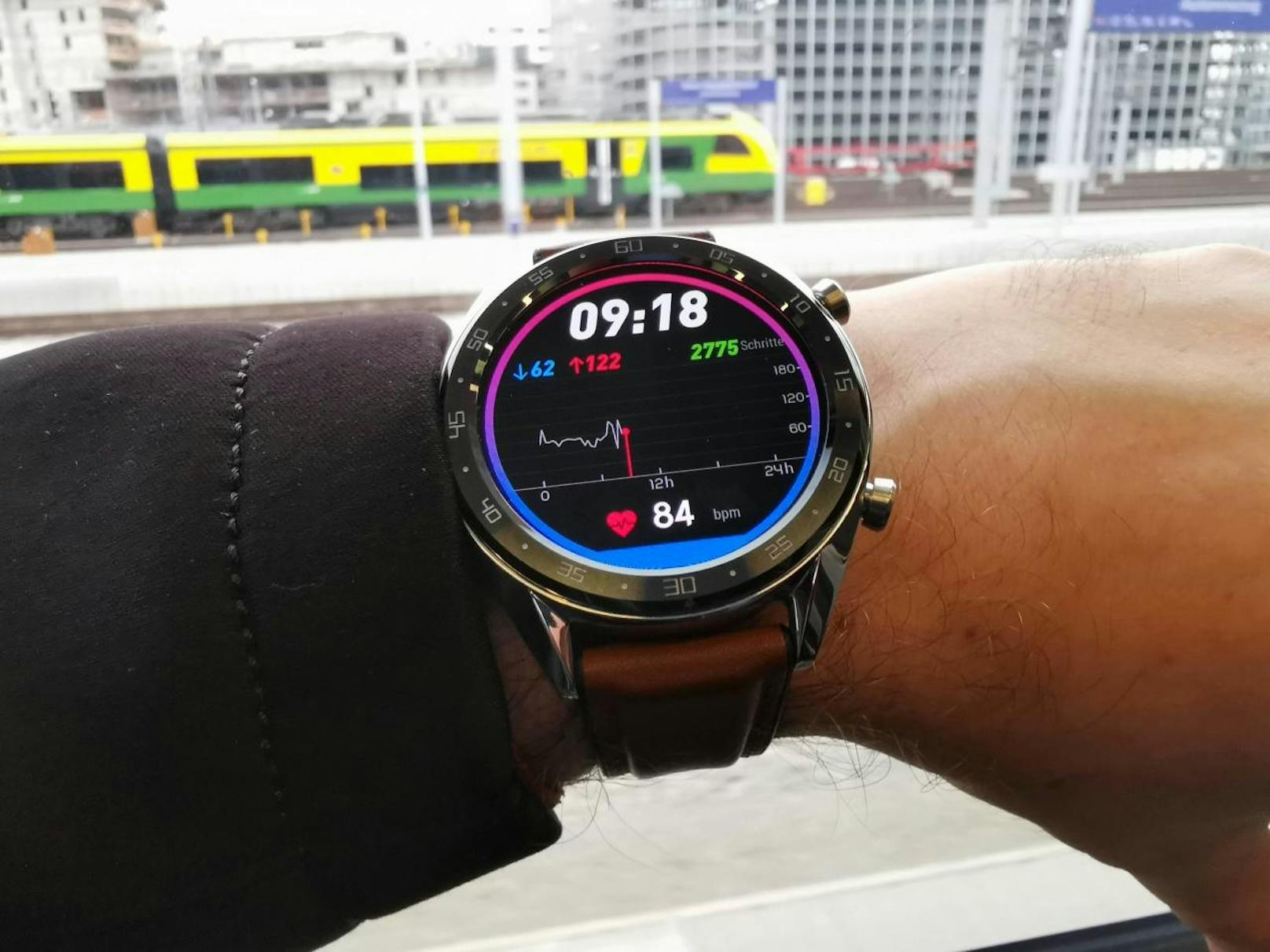 Die Huawei Watch GT bringt nicht noch mehr Funktionen und Features, sondern fokussiert sich vor allem auf drei Aspekte: einen günstigen Preis, ein starkes Fitnessprogramm und einen ausdauernden Akku.