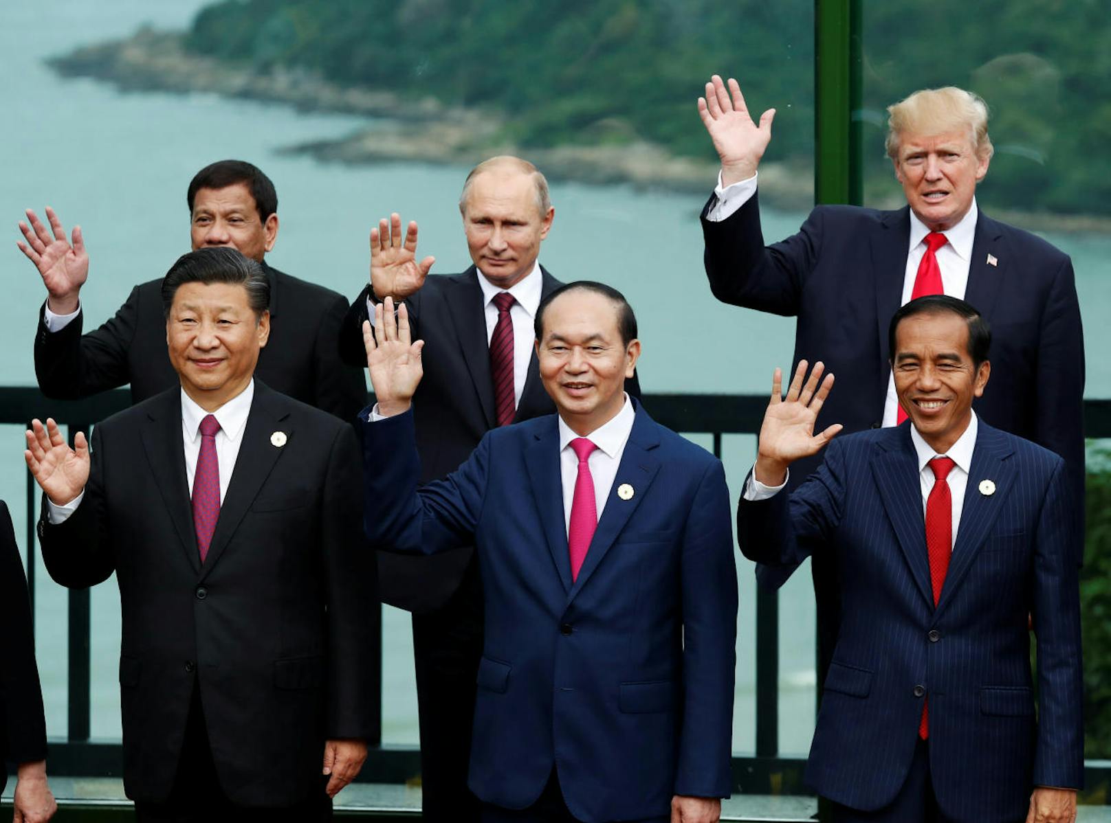 China's Präsident Xi Jinping, Vietnams Präsident Tran Dai Quang, Indonesiens Prasident Joko Widodo sowie (hinten) Philippiniens Prasident Rodrigo Duterte, Russlands Präsident Vladimir Putin und US-Präsident Donald Trump. 