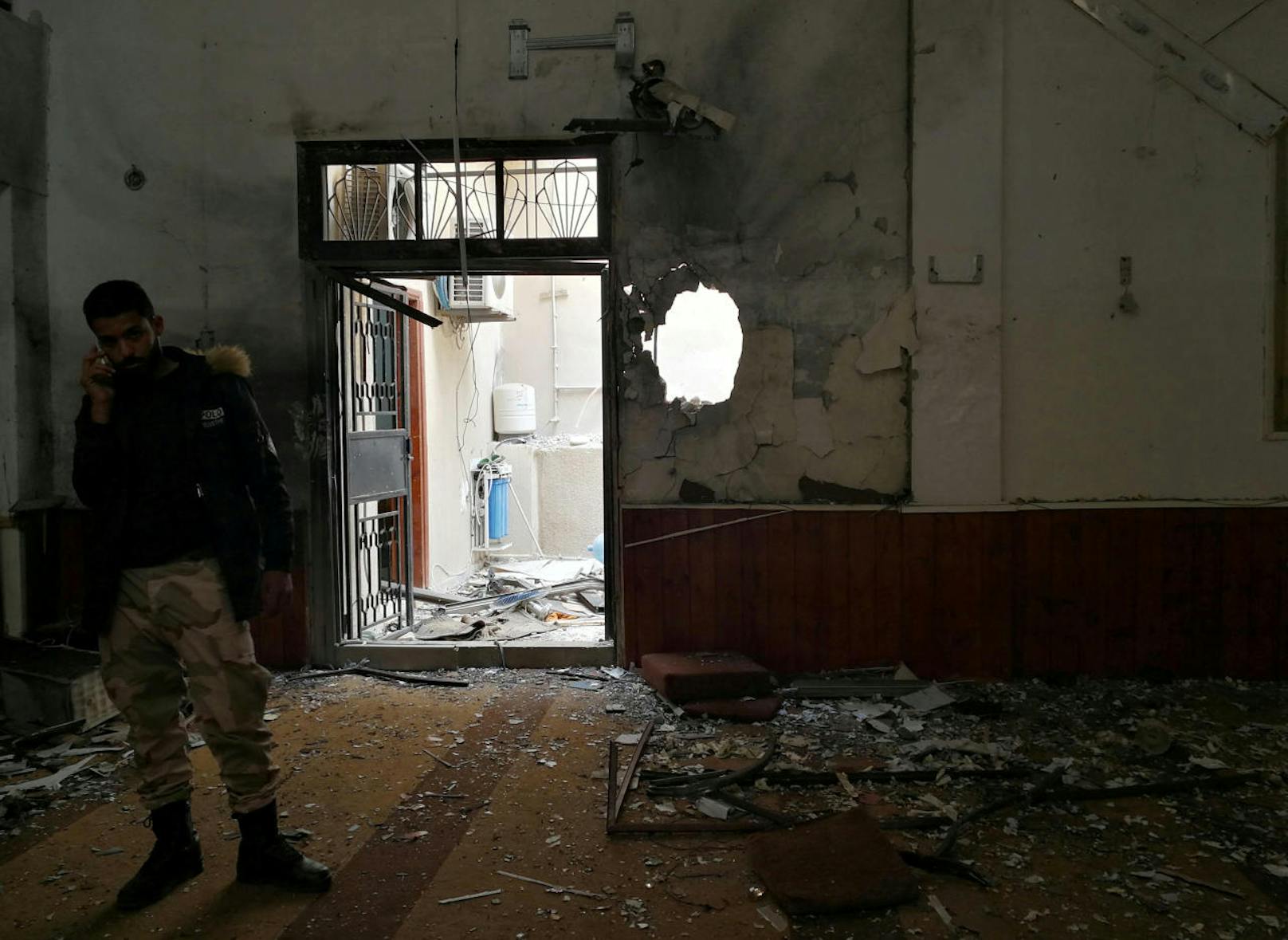 Ein libyscher Soldat spricht am Telefon im Inneren der zerbombten Moschee.