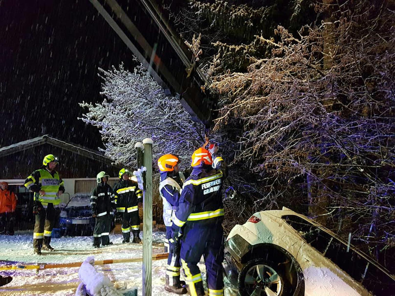 Am Donnerstagabend musste die Feuerwehr in Pruggern (Steiermark) ausrücken, um ein Auto zu bergen, das über eine Böschung gestürzt war.