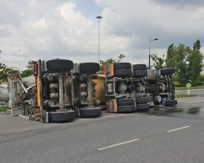 Auf der Groß-Enzersdorfer-Straße ist am Mittwoch ein Mischfahrzeug umgekippt. Glücklicherweise wurde niemand verletzt.