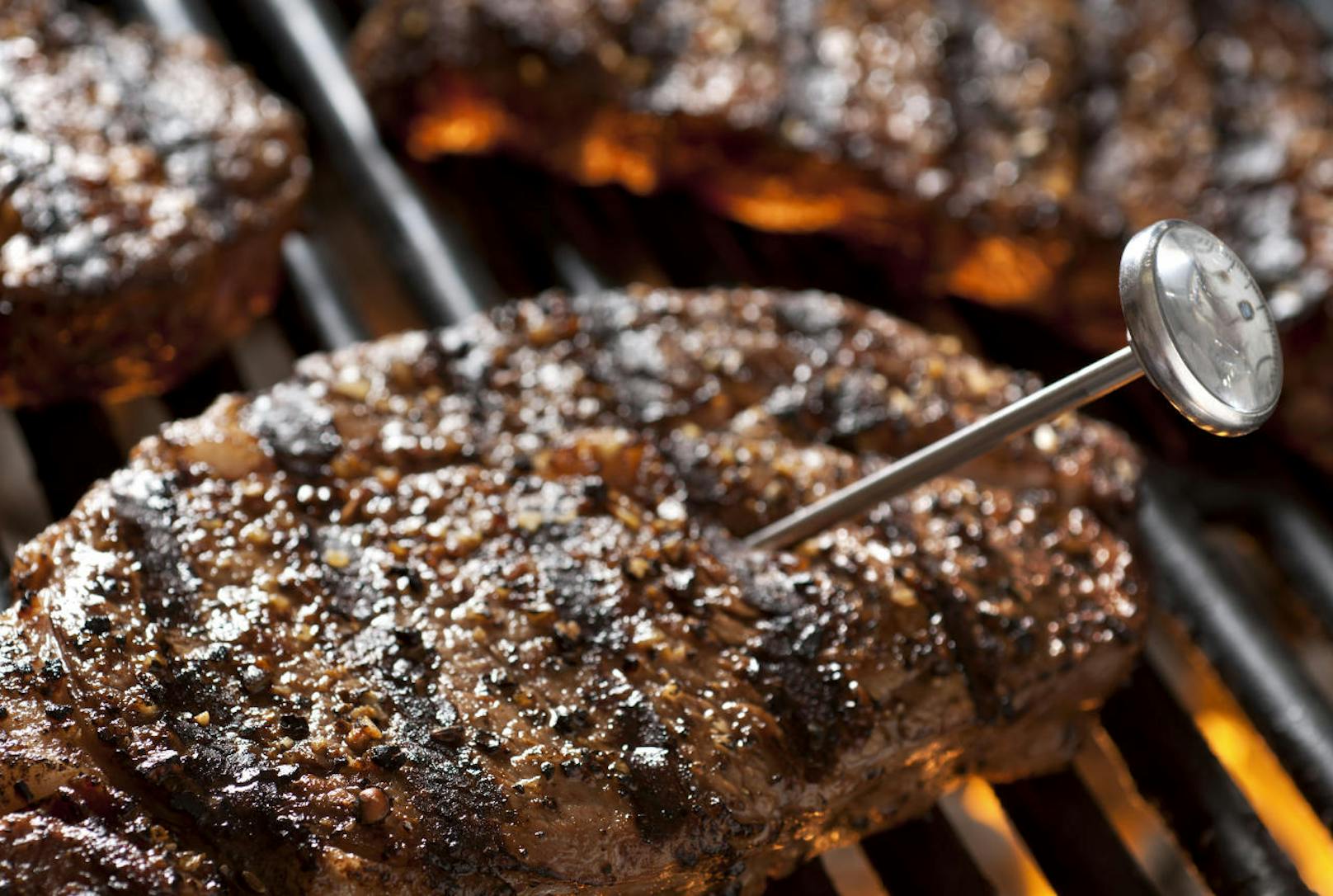 7. Ein Kerntemperaturfühler erlaubt die exakte Überwachung der Temperatur im Inneren des Steaks und somit dessen Garstufe.