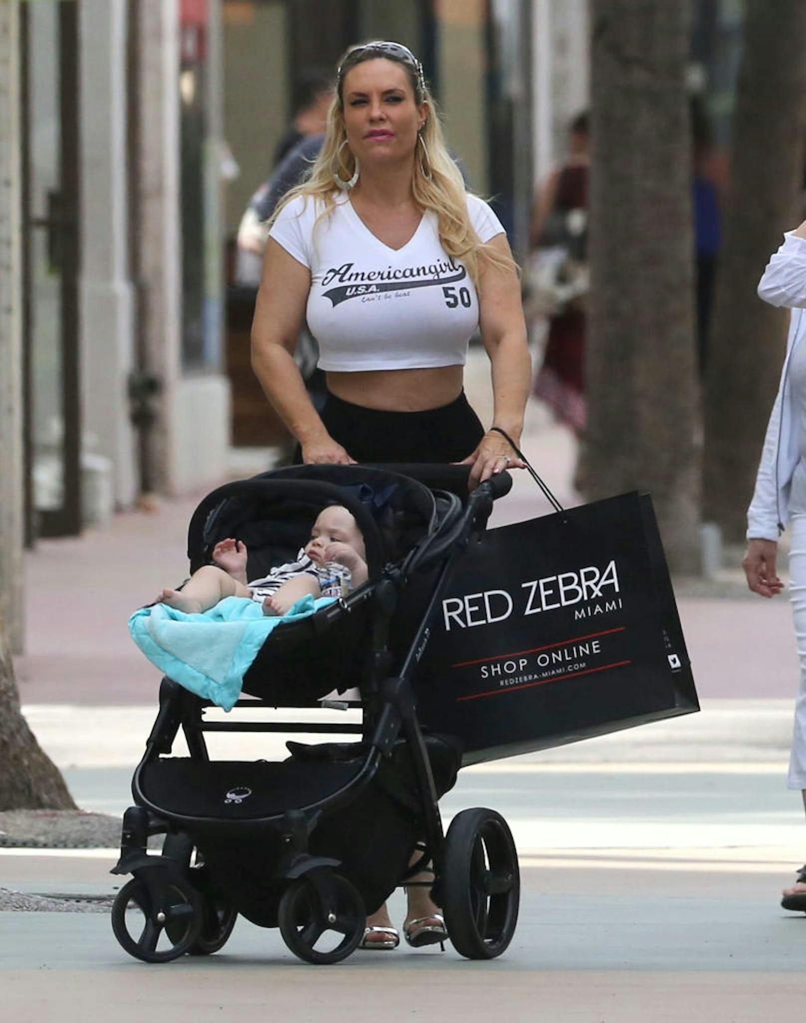 Coco Austin und Tochter Chanel Marrow am 18. Jänner 2017 beim Shoppen in Miami. 