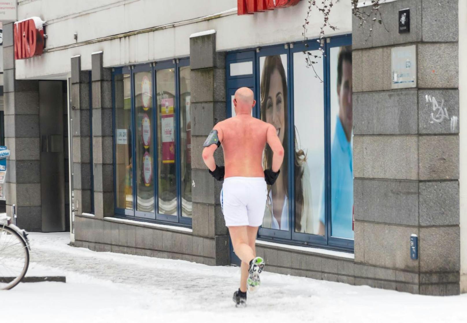 In Linz joggte dieser Mann oben ohne durch die eiskalte Stadt.