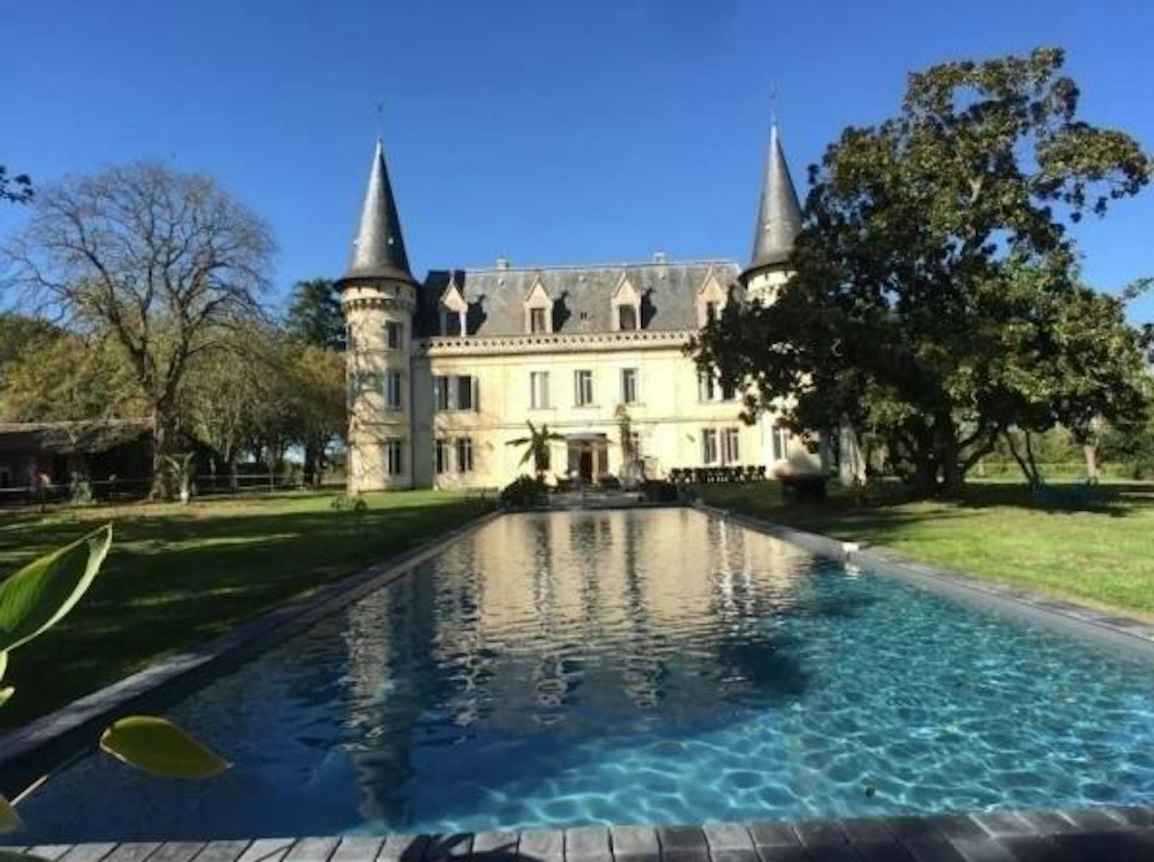 <b>Château Casanova, Saint-Sulpice-et-Cameyrac, Frankreich</b>
Das kürzlich renovierte Schloss liegt in einem 16 Hektar großen Weinanbaugebiet.