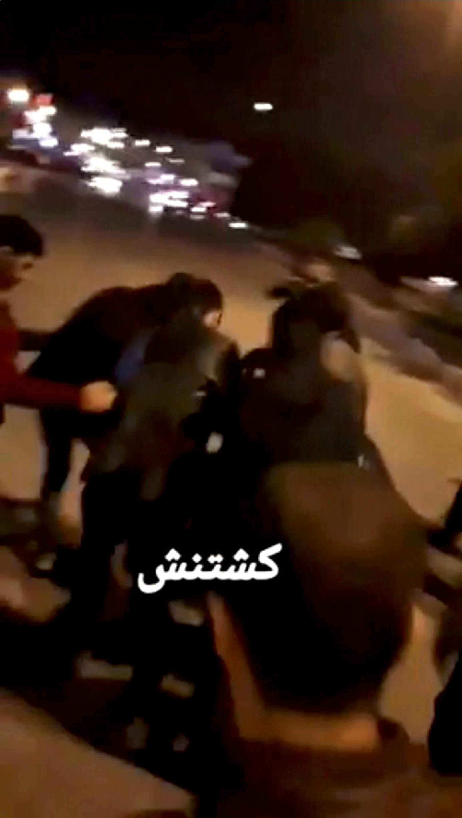 Demonstranten tragen einen Verletzten in der iranischen Stadt Dorud