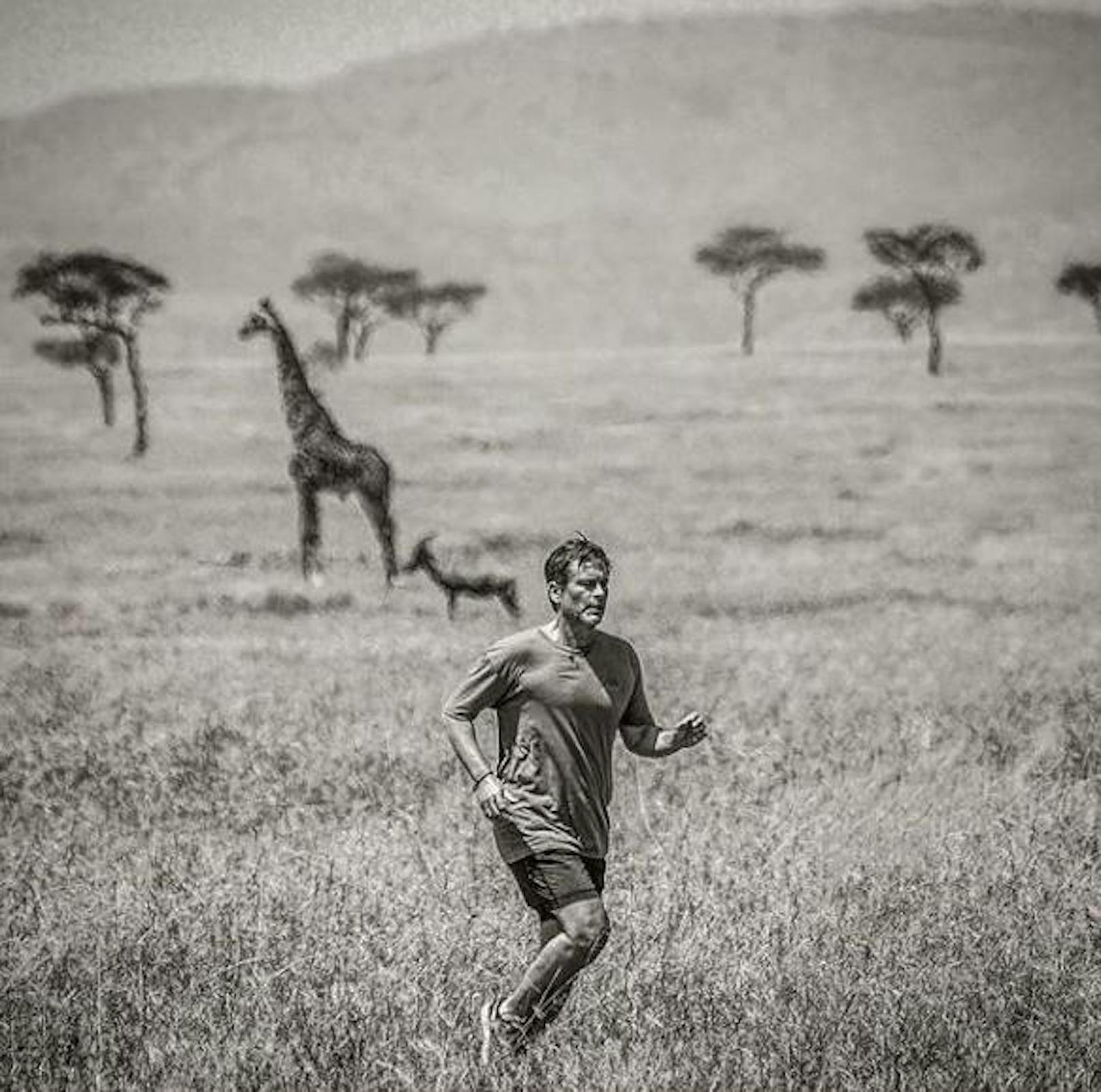 10.12.2018: Rob Lowe teilt einen eindrucksvollen Schnappschuss, auf dem er durch die Serengeti joggt. Giraffe und Gazelle im Hintergrund inklusive. Zum Glück waren keine Löwen in der Nähe.