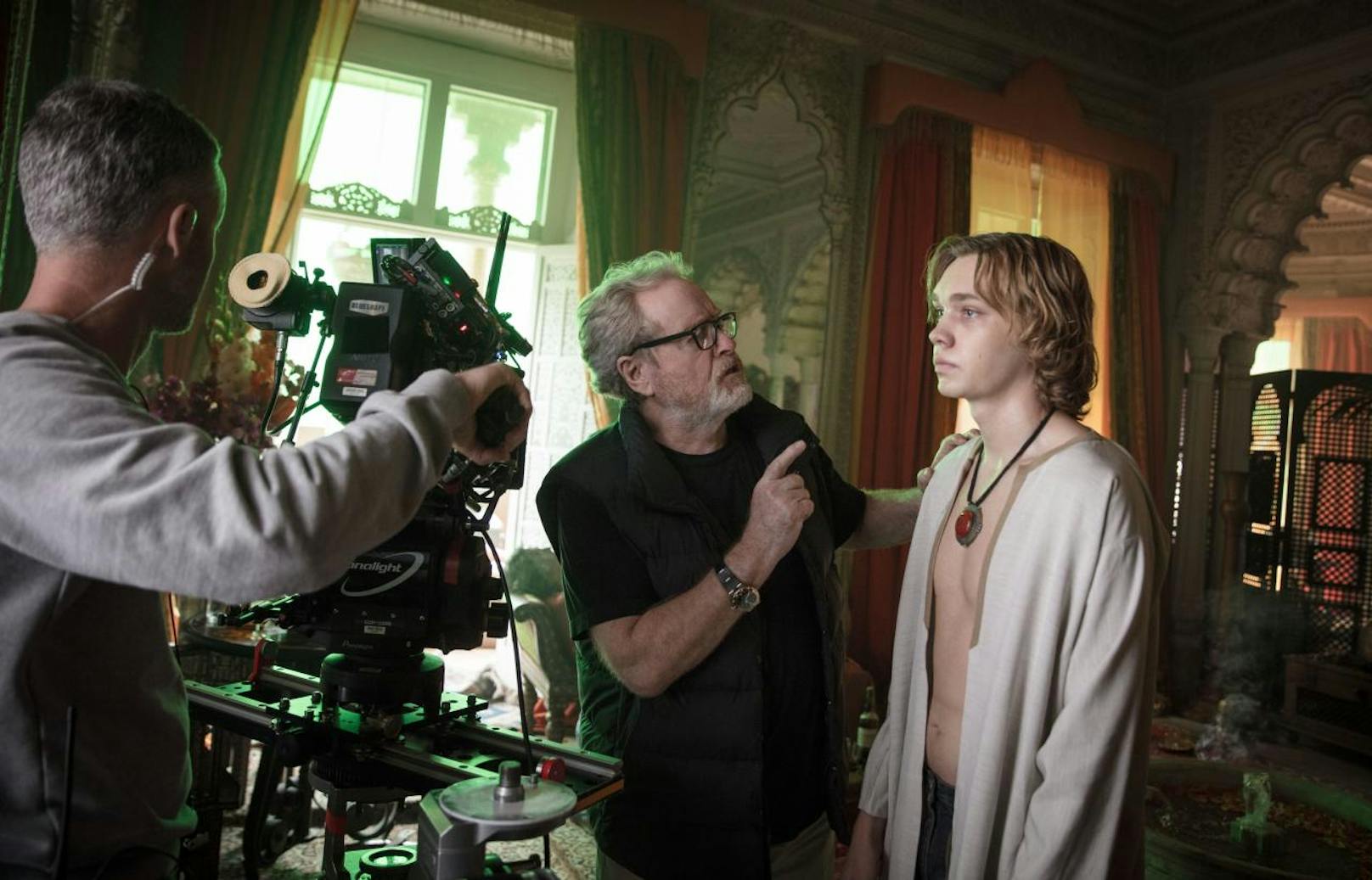 Regisseur Ridley Scott (Mitte) mit Charlie Plummer (re.) am Set von "Alles Geld der Welt". 