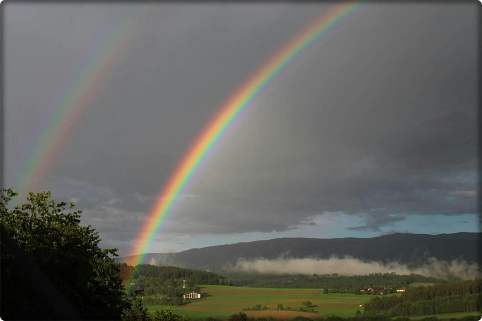 Wie aus einem Märchenbuch: Leserreporter Peter knipste diesen schönen Regenbogen!