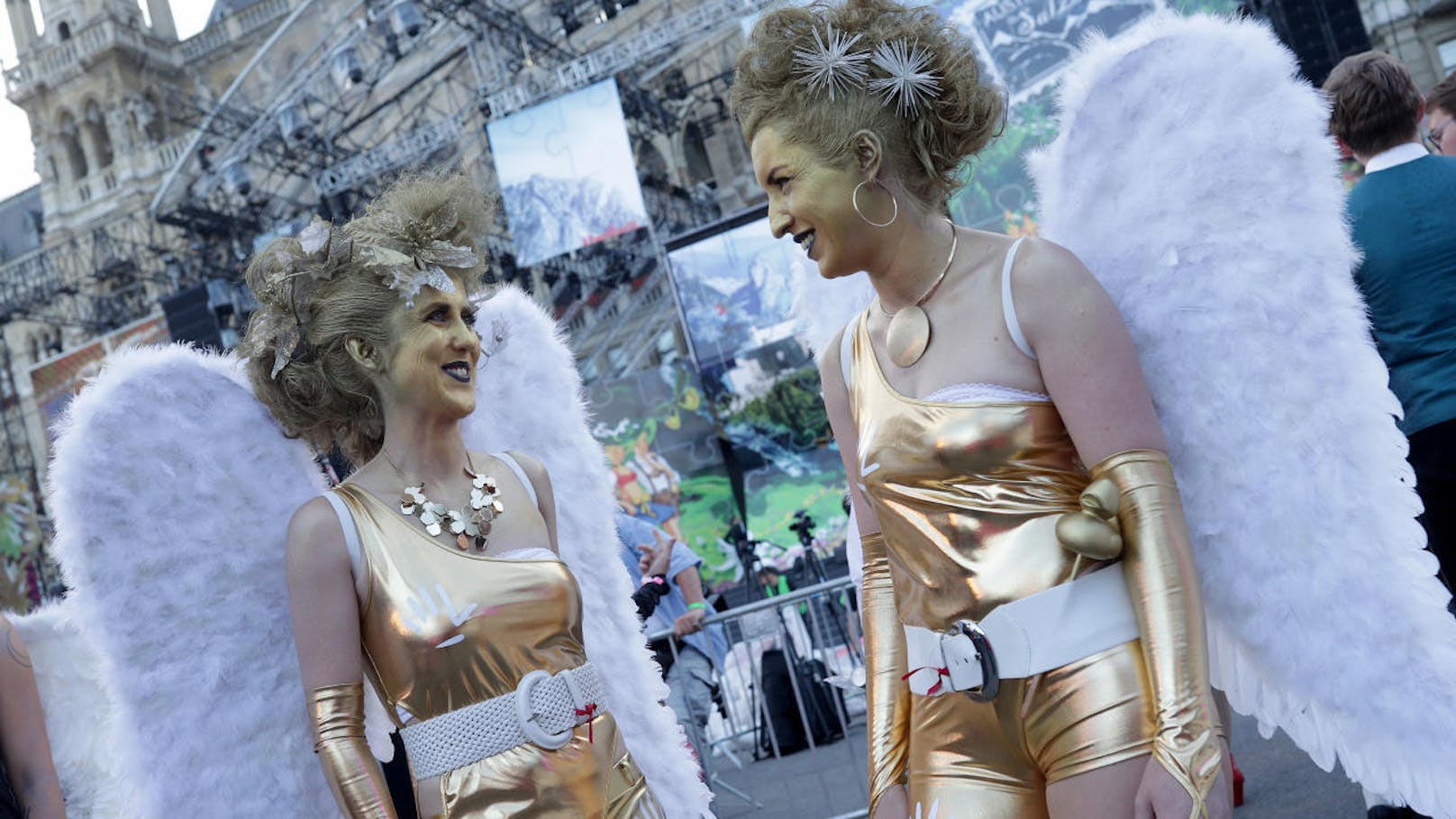 Der 25. Life Ball lockte wieder Tausende Besucher in bunten und schrillen Kostüm zum Wiener Rathaus.