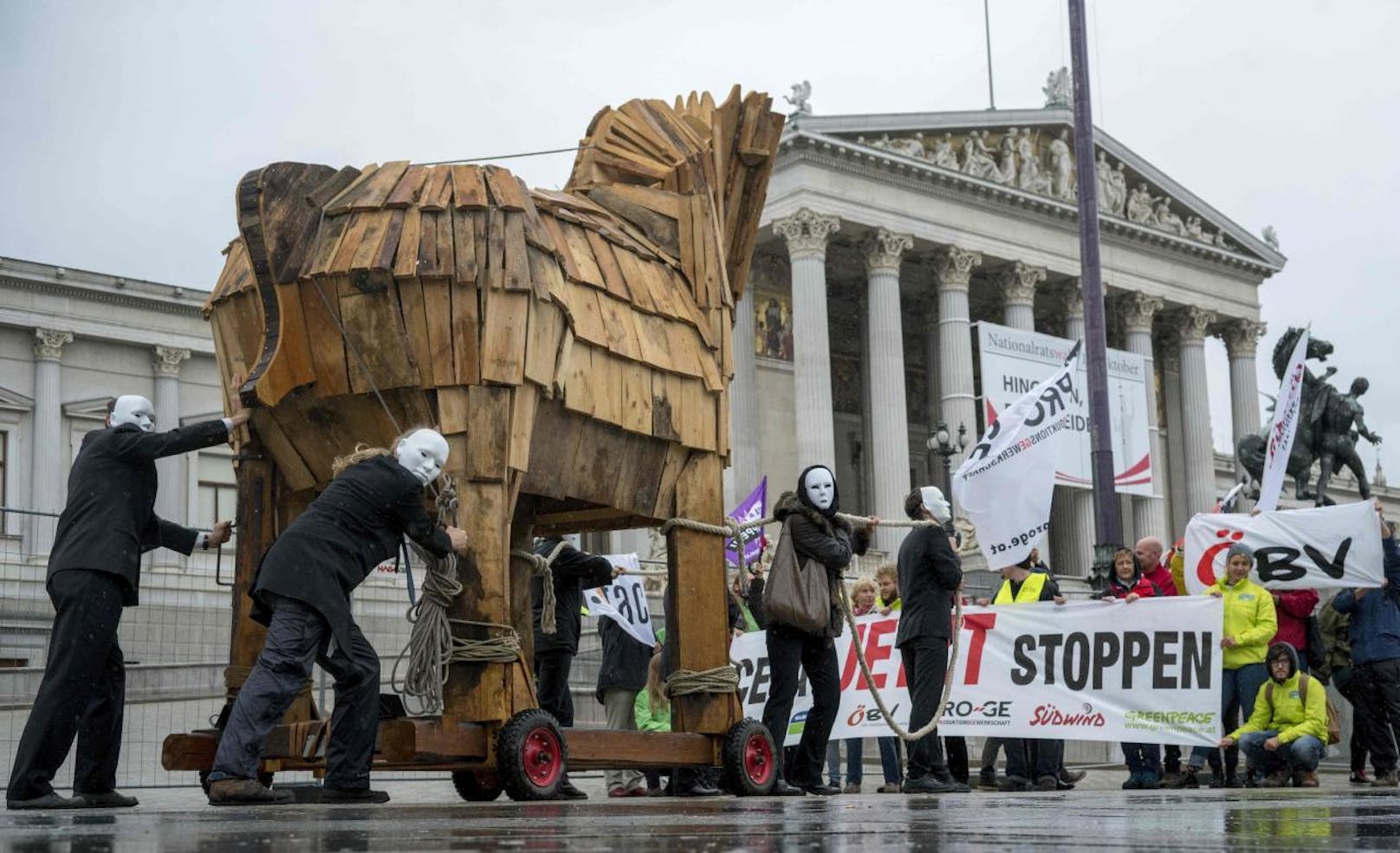 Aktivisten von Attac, Global2000, OeVB, Proge, Südwind und Greenpeace protestieren gegen das Freihandelsabkommen.