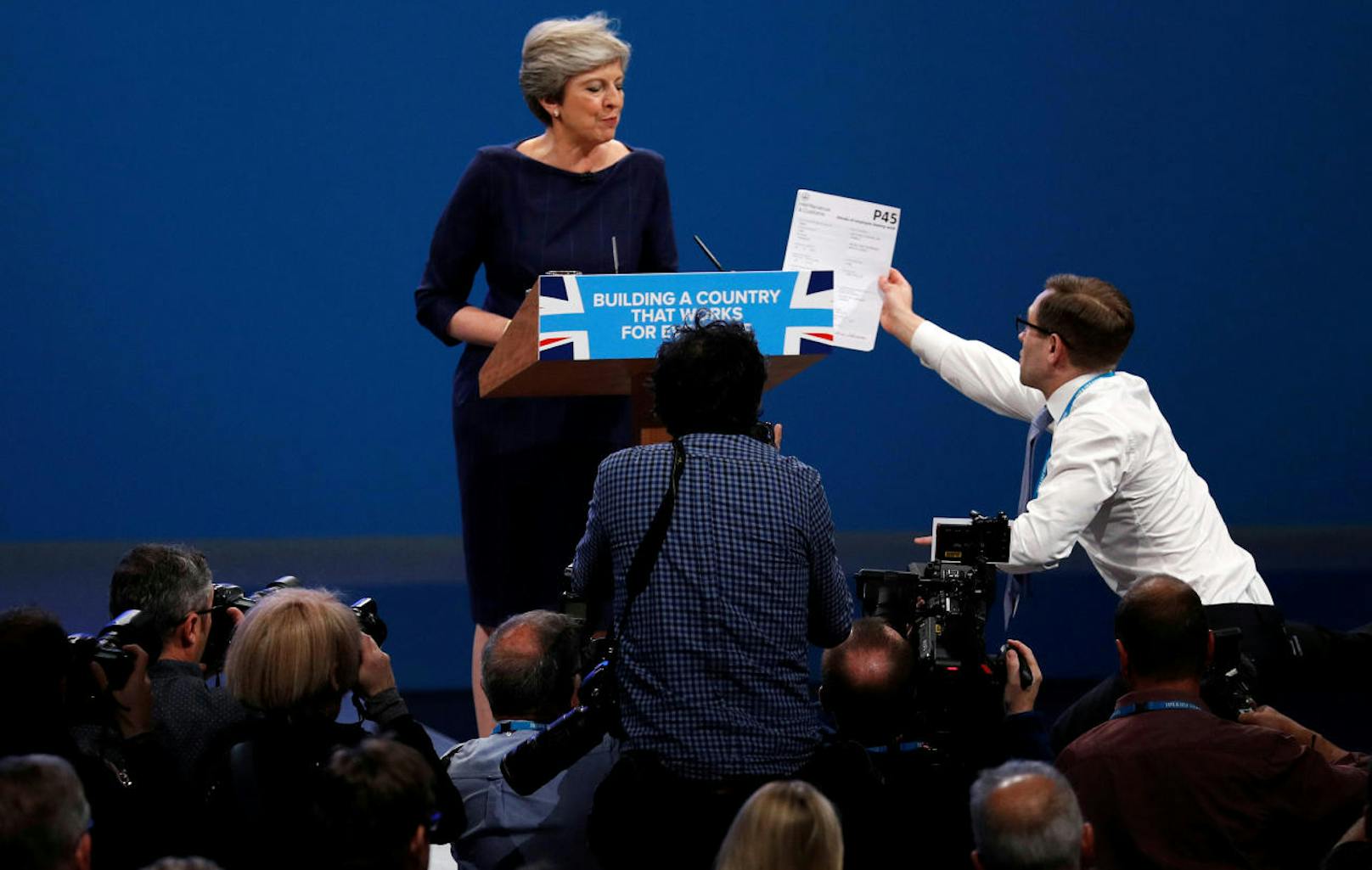 Dann crashte ein Komiker die Rede, und drückte ihr ein Entlassungsformular in die Hand, welches von Außenminister Boris Johnson ausgestellt worden wäre.