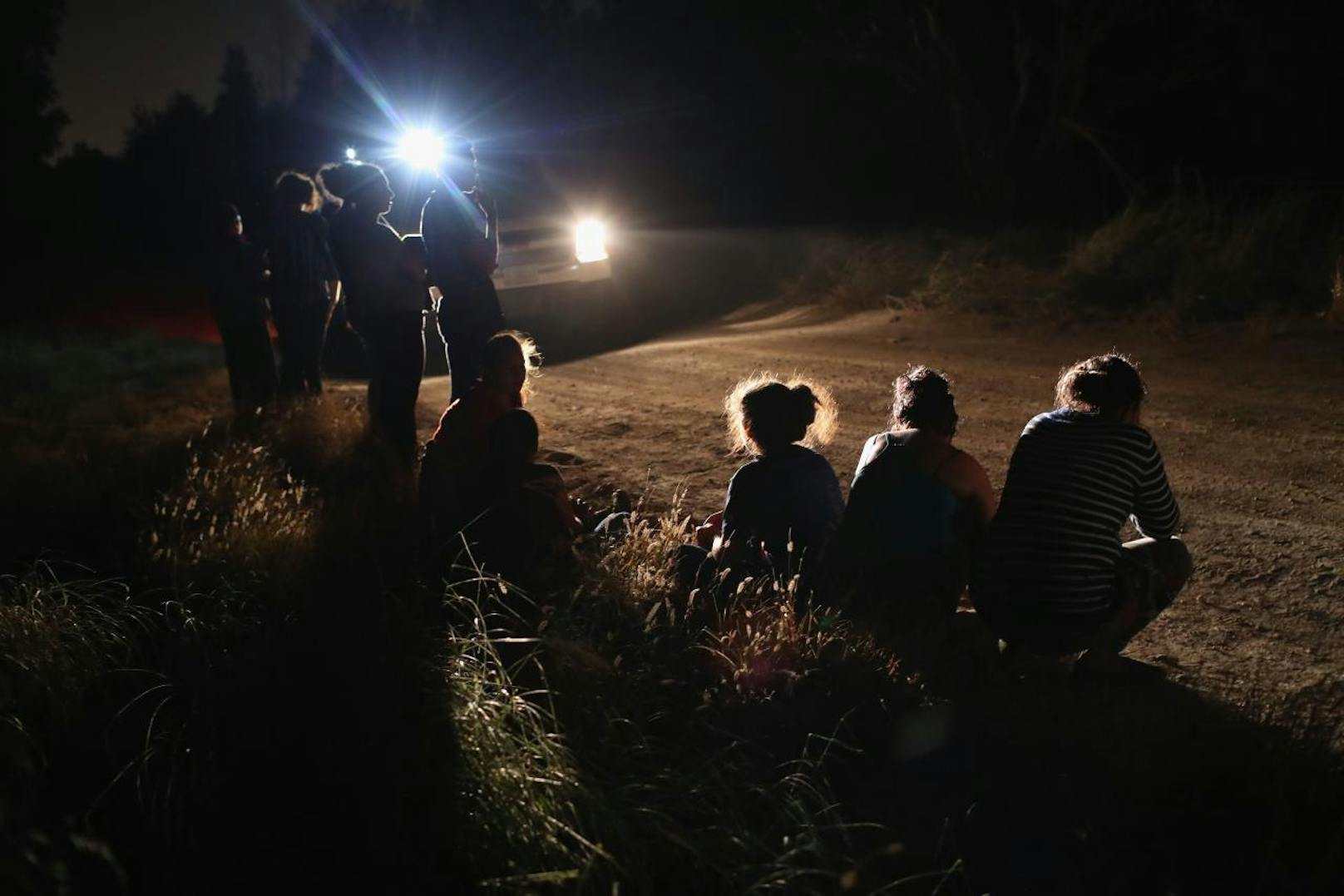 Die Szene trug sich am Dienstag (12. Juni 2018) im Grenzort McAllen in Texas zu und wurde von Getty-Fotograf John Moore festgehalten, der seit nunmehr zehn Jahren über die Migrationsströme aus Lateinamerika in die USA berichtet.