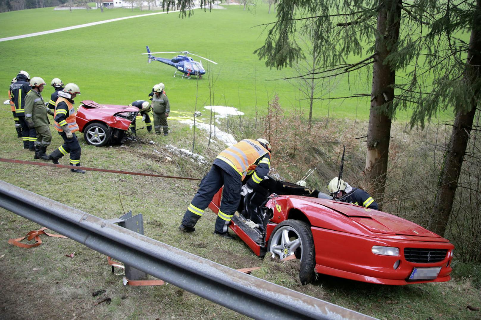 Der Ferrari wurde in zwei Teile gerissen, zwei Personen starben.