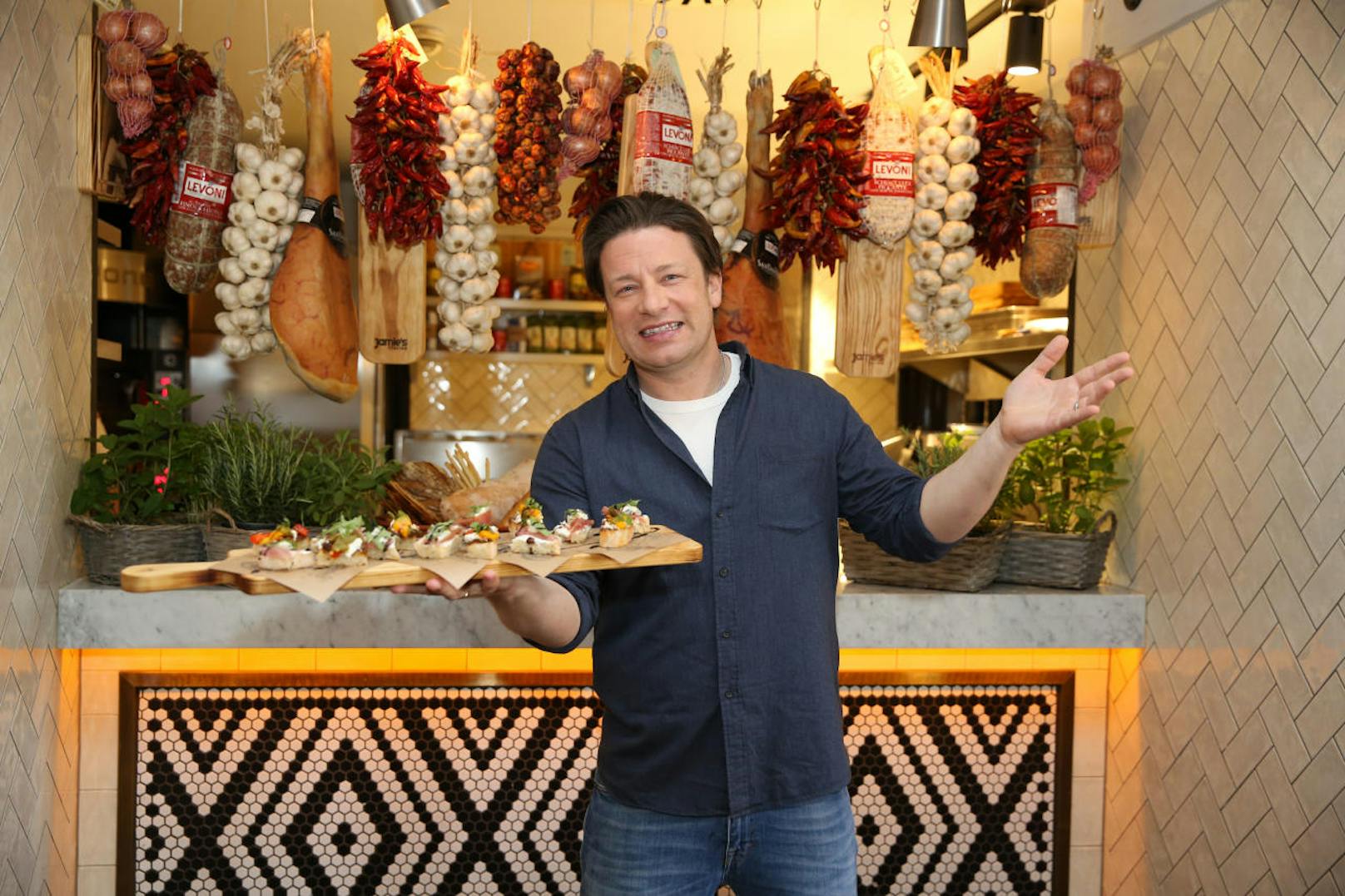 Für Jamie Oliver war es der erste Besuch in seiner Wiener Innenstadt-Filiale.