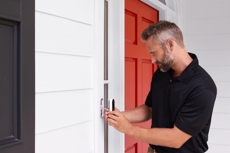 Wer sich die Montage nicht zutraut, dessen Hello kann von jedem Techniker einfach in den vorhandenen Türklingel-Stromkreis verbaut werden. Nest selbst empfiehlt einen "Nest Pro", zertifizierte Elektriker, die auch in Österreich zur Verfügung stehen werden.